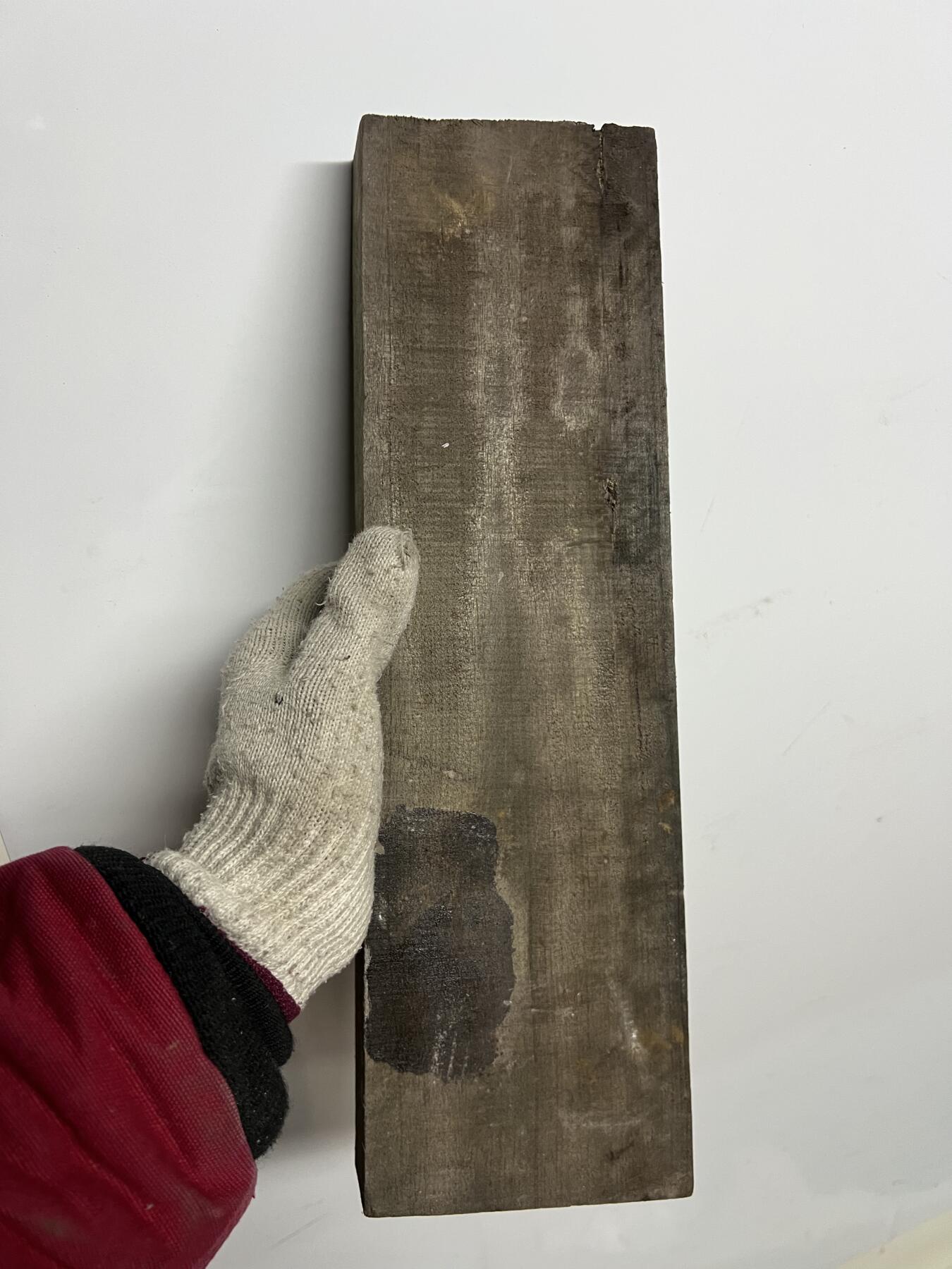 零元拍：NO.88-1 乌木金丝楠 可做镇尺 干泡台 无需打磨就已经金光闪闪。满金丝药香，尺寸约：37/11/3.3厚CM。1.3公斤