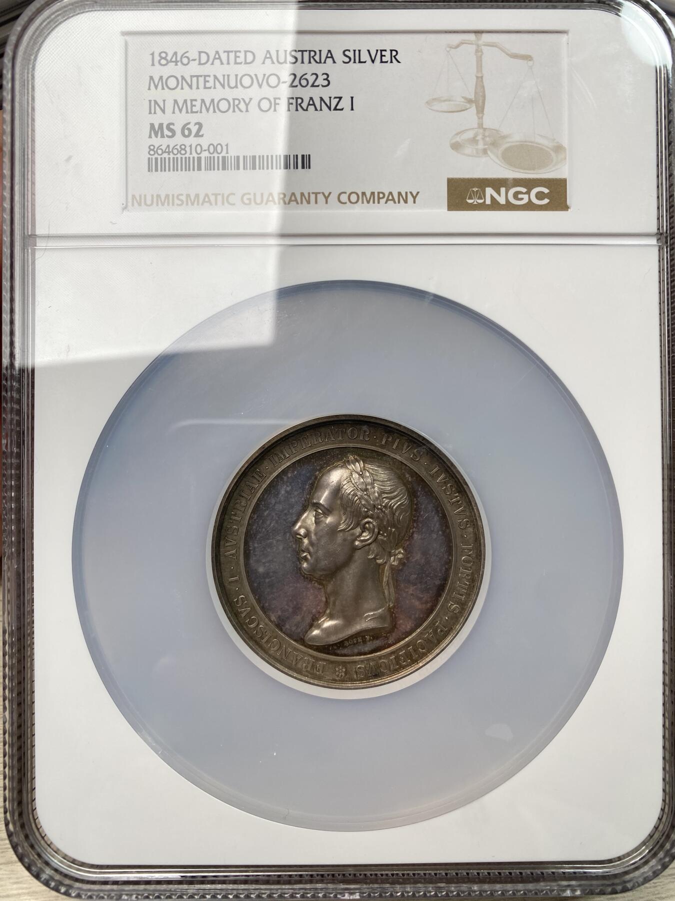 万国钱币拍卖第059期 NGC MS62 NGC MS62奥地利帝国1846年费迪南德一世大银章，纪念父亲奥皇弗朗茨一世纪念碑落成。雕刻大师Johann Roth作品，正面为弗朗茨二世，背面为象征和平与公正的女神分别站在宗教拟人化形象的左右两侧。52.2mm，重达61.27g。同款EF裸币欧拍成交价约合7000元RMB