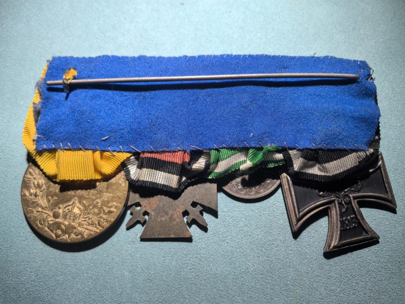 盛世勋华——号角文化勋章邮票专场拍卖第301期 德国（一战）四联联排挂 包括二级铁十字勋章/弗里德里希·奥古斯都奖章/佩剑兴登堡十字奖章/德皇百年纪念奖章