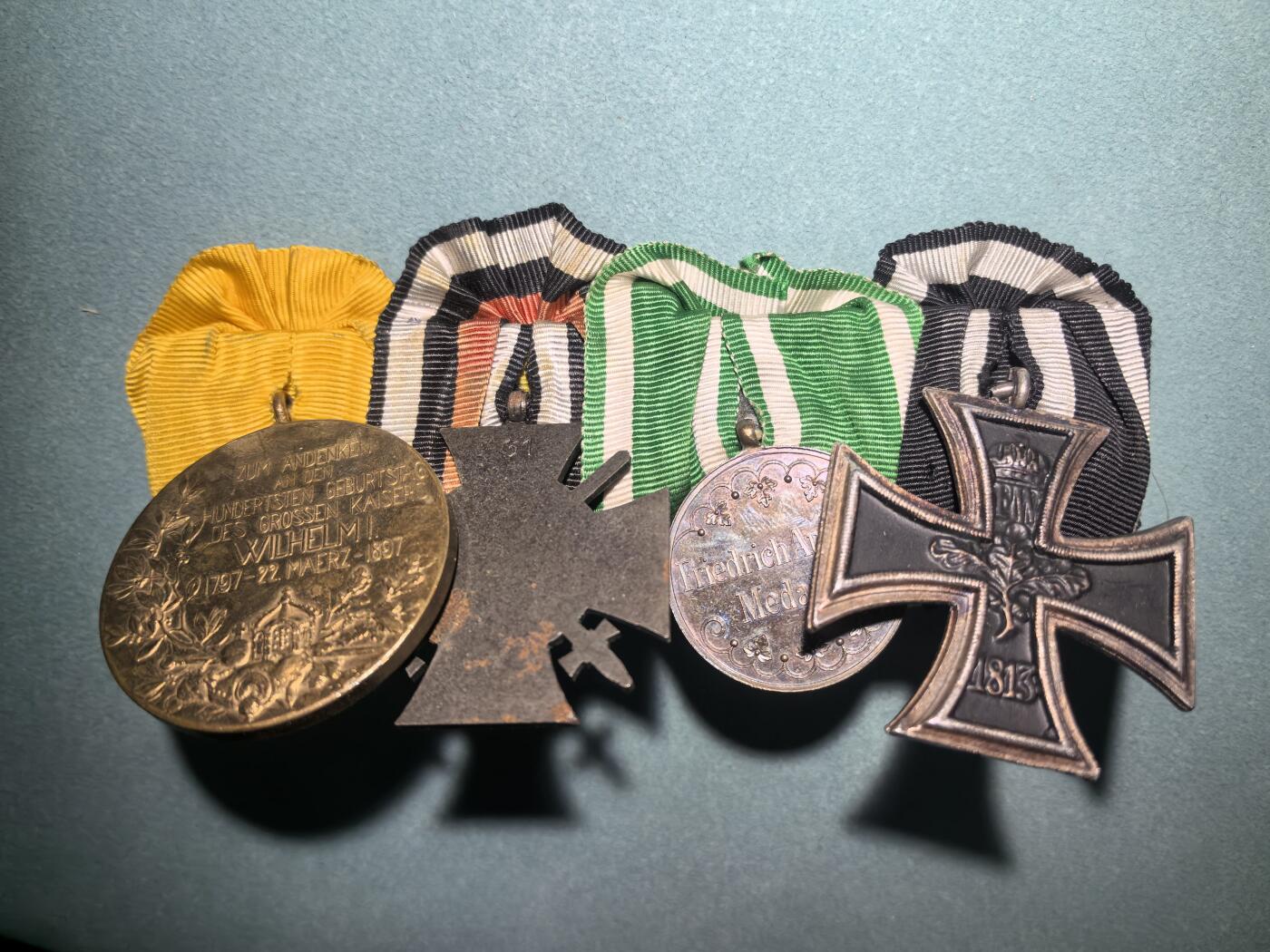 盛世勋华——号角文化勋章邮票专场拍卖第301期 德国（一战）四联联排挂 包括二级铁十字勋章/弗里德里希·奥古斯都奖章/佩剑兴登堡十字奖章/德皇百年纪念奖章