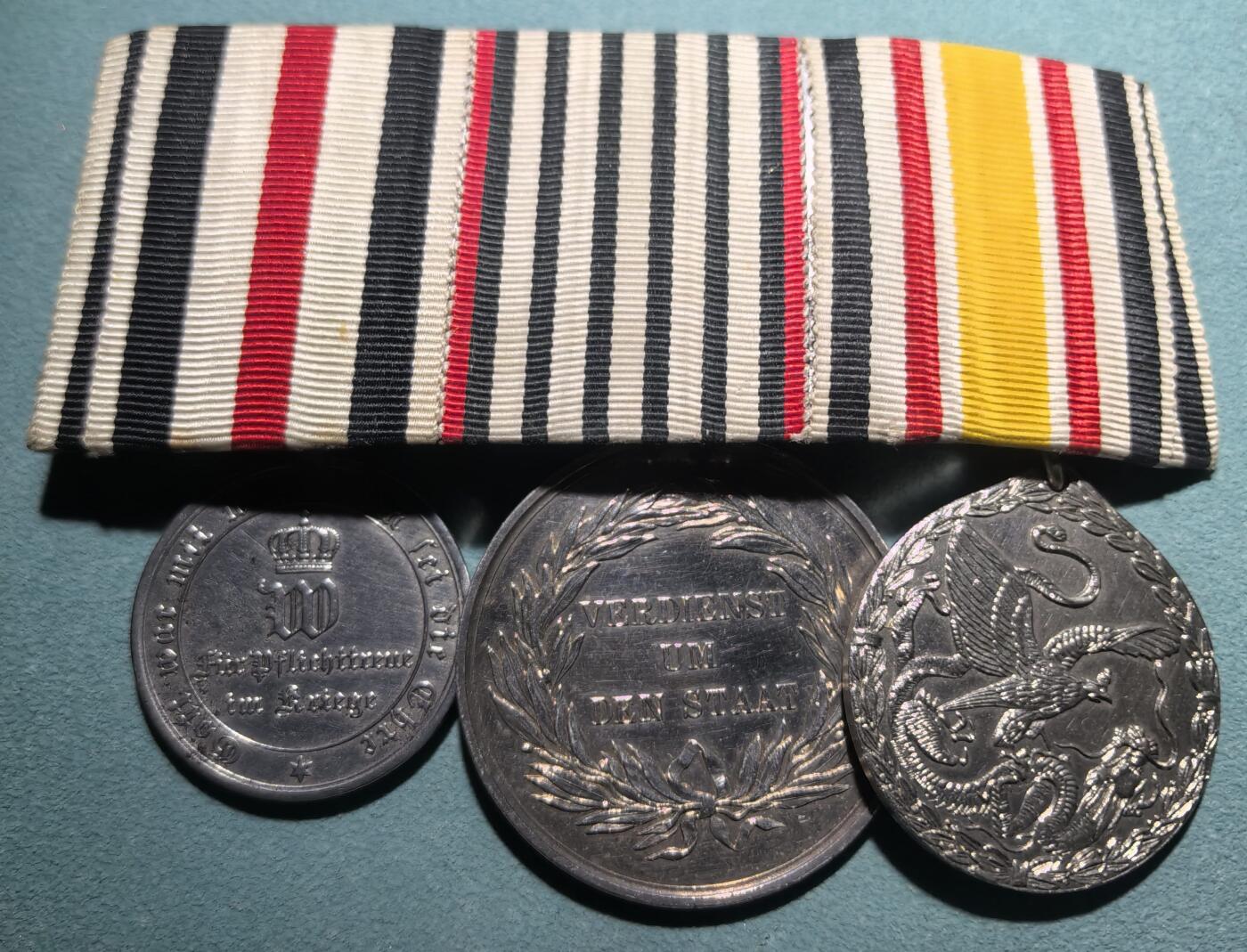 盛世勋华——号角文化勋章邮票专场拍卖第301期 德国（邦国）普鲁士三联联排挂 包括普法战争纪念奖章/二级普通荣誉奖章（银质 参加普法战争非战斗人员绶带）/1900侵华奖章（少见非战斗人员钢制版）