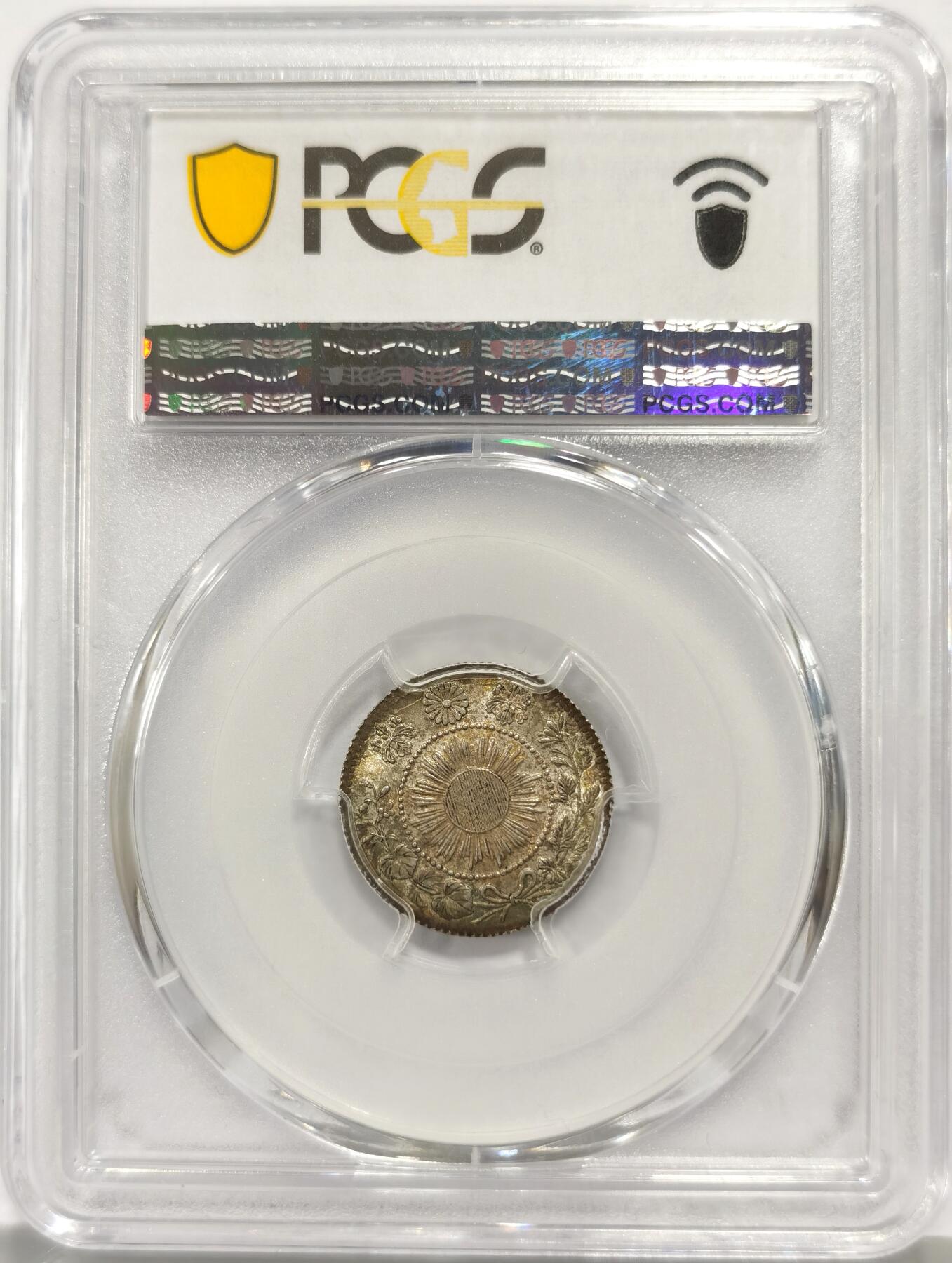 博洋堂世界钱币拍卖第158期（全场包邮） PCGS MS65 明治三年日本十钱银币，极罕见深鳞版,大名誉品种。此枚状态极其优越，正反非常均匀的开卷黄油五彩包浆，底板上佳，车轮强光。明三系列最大名誉品种，高分极为难得。66分博洋堂此前拍了3400元