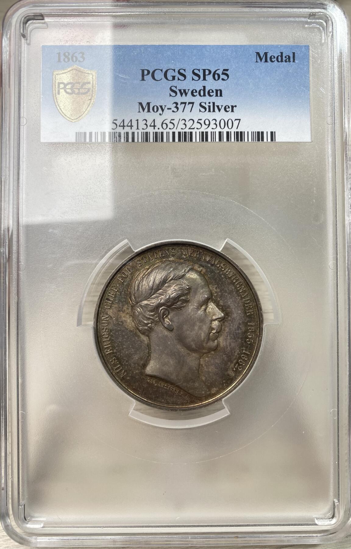 万国钱币拍卖第059期 PCGS SP65 1863年瑞典纪念尼尔斯·埃里克松瑞典国家铁路创始人兼总工程师大银章 背面瑞典女神手持规划图目送火车路过 47.5MM 50.3G大规格设计浮雕感强烈 宝石光泽均匀淡彩覆盖 绝美收藏品质 PC唯一冠军