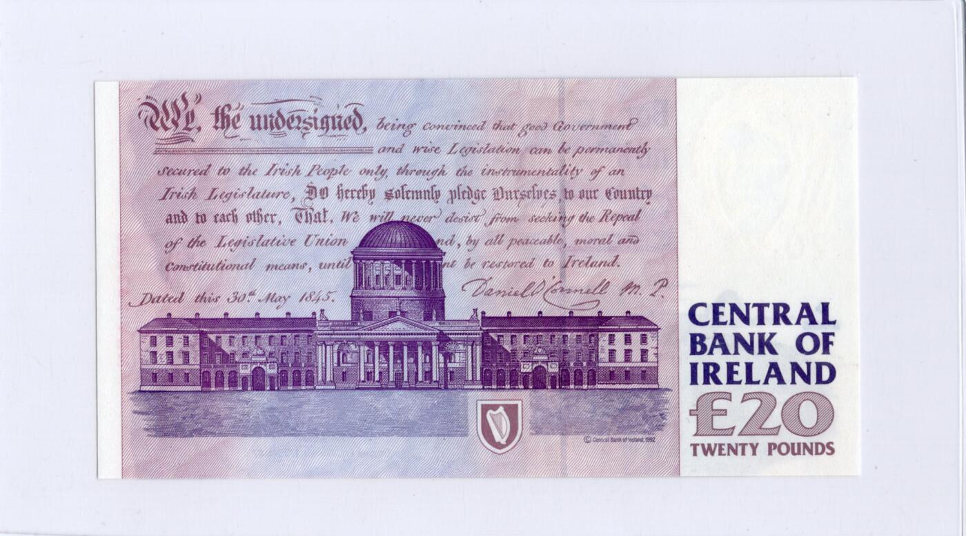 徐霞客拍卖首拍 	爱尔兰	P-77b 1999年20镑	MRV763520 unc-	纸币正面背景是奥康奈尔的故乡——凯里郡的Derrynane House（现Derrynane Abbey），建筑细节中暗藏“£20”微缩文字防伪；背面则是都柏林的四法院（Four Courts），这座建筑不仅是爱尔兰最高法院所在地，其墙面上的弹孔更是1916年复活节起义的历史印记。