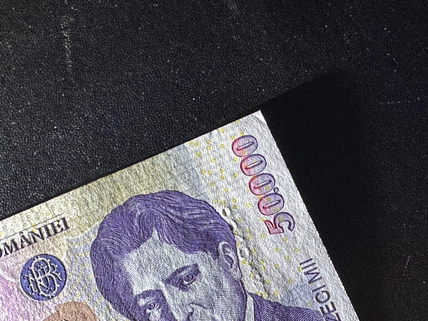 《外钞收藏家》第六百零四期（精品场）（本平台长期征集拍品、欢迎藏友们联系合作） 2000年罗马尼亚5万面额 UNC- 一个角瑕疵 尾26