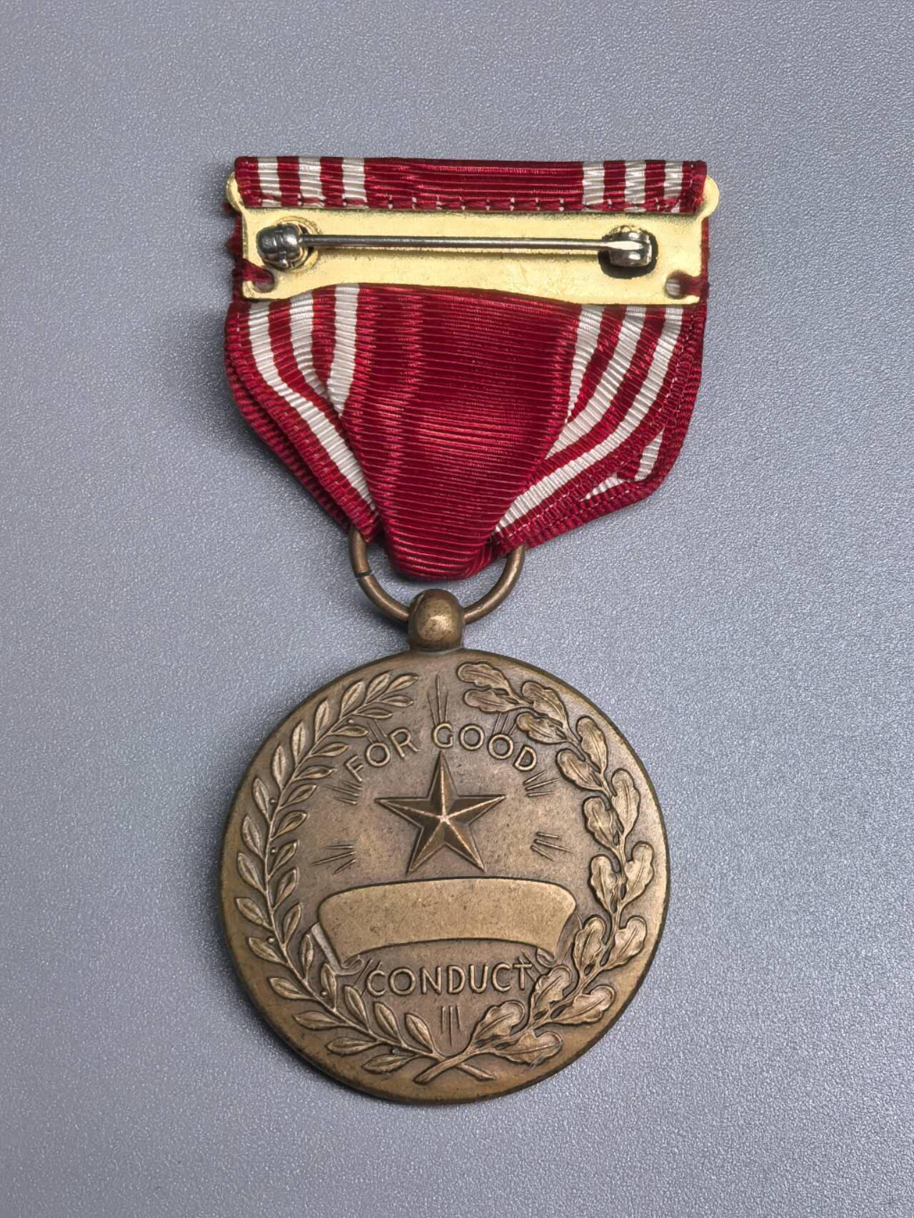 小驴勋章奖章收藏1月24日周六晚六点拍卖（珍爱和平，收藏战争，铭记历史，勿忘国耻，忠党爱国。有偿代拍，送拍规则在简介最后，参拍须阅读规则后再参拍，关系到运费包装发货时效真假辨别等关键信息，拍卖时不再发原图，看大图店主微信码在拍卖店铺介绍里） 美国陆军良好行为奖章