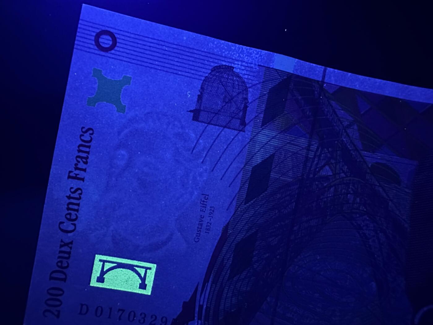 《外钞收藏家》第六百零四期（精品场）（本平台长期征集拍品、欢迎藏友们联系合作） 1996年法国200法郎 2张一起 全新不绝 有轻微斑