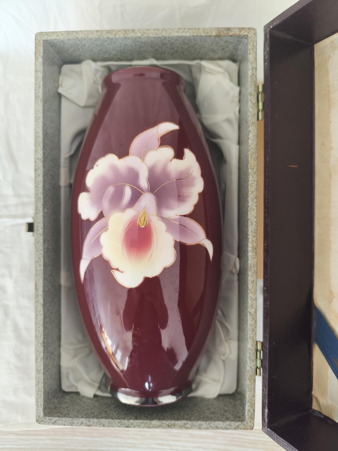 海外回流精品专场（鸽子请绕行）1.25 原盒全新日本回流黑翠七宝烧花瓶一只