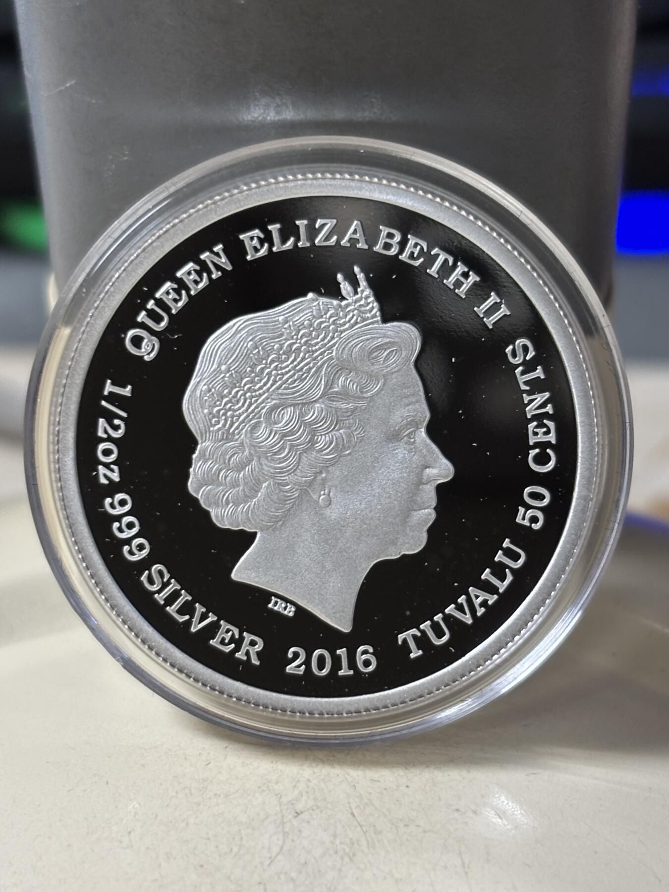 第189期拍卖 图瓦卢2016年幼崽白狮宝宝半盎司彩色纪念银币，999银，发行5000枚