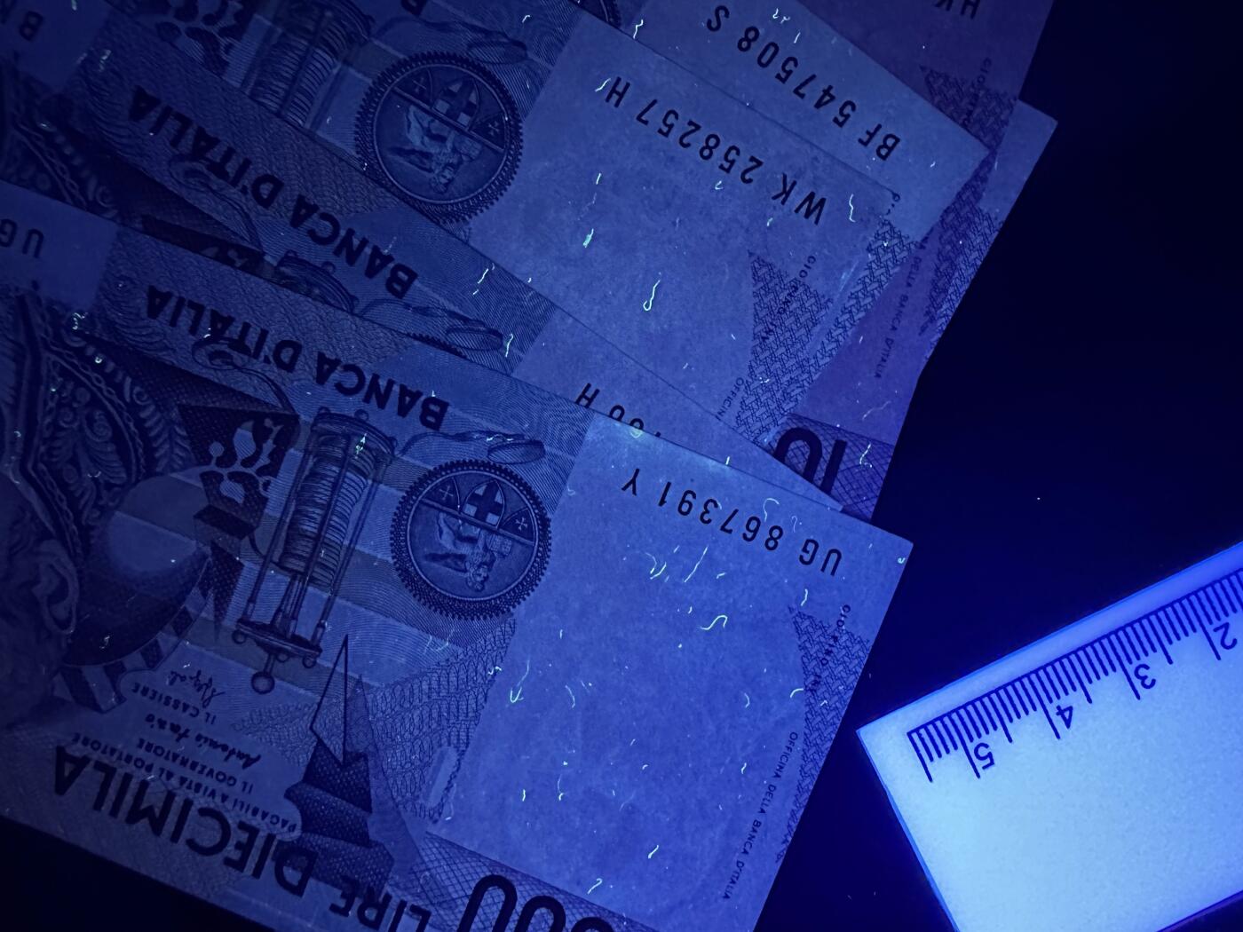 《外钞收藏家》第六百零四期（精品场）（本平台长期征集拍品、欢迎藏友们联系合作） 1984年意大利1万里拉 10张一起 基本都全新 个别角不绝 1张有轻微潮点