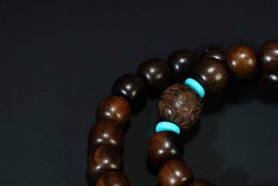 上海都达杂项专场六（全场包邮） 天然虎斑沉香手持跑环流苏桶珠、搭配财宝貔貅吊坠手串 附鉴定证书87-230