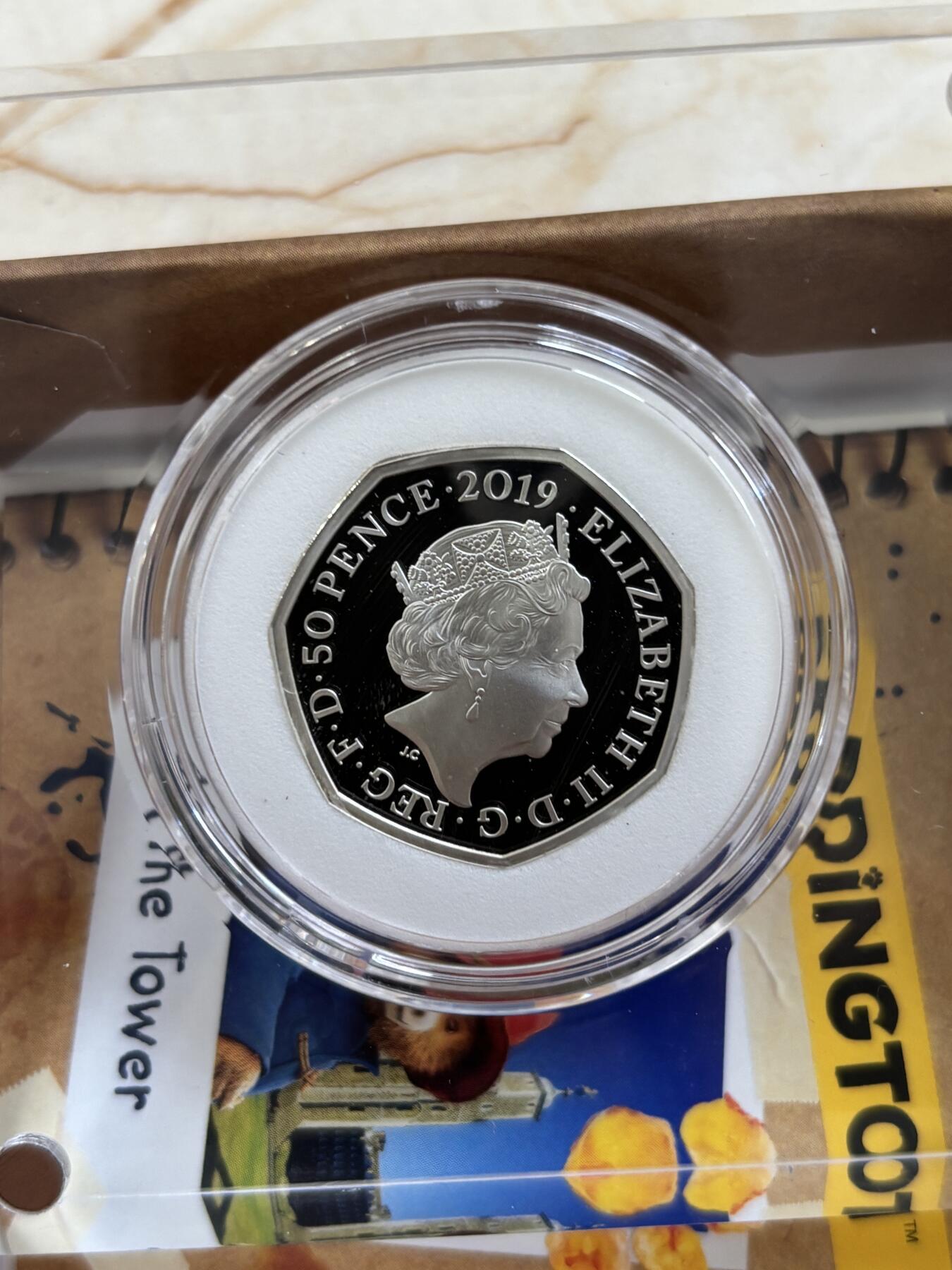 第189期拍卖 英国2019年可爱帕丁顿熊系列3在伦敦塔纪念银币，925银，8克，发行25000枚