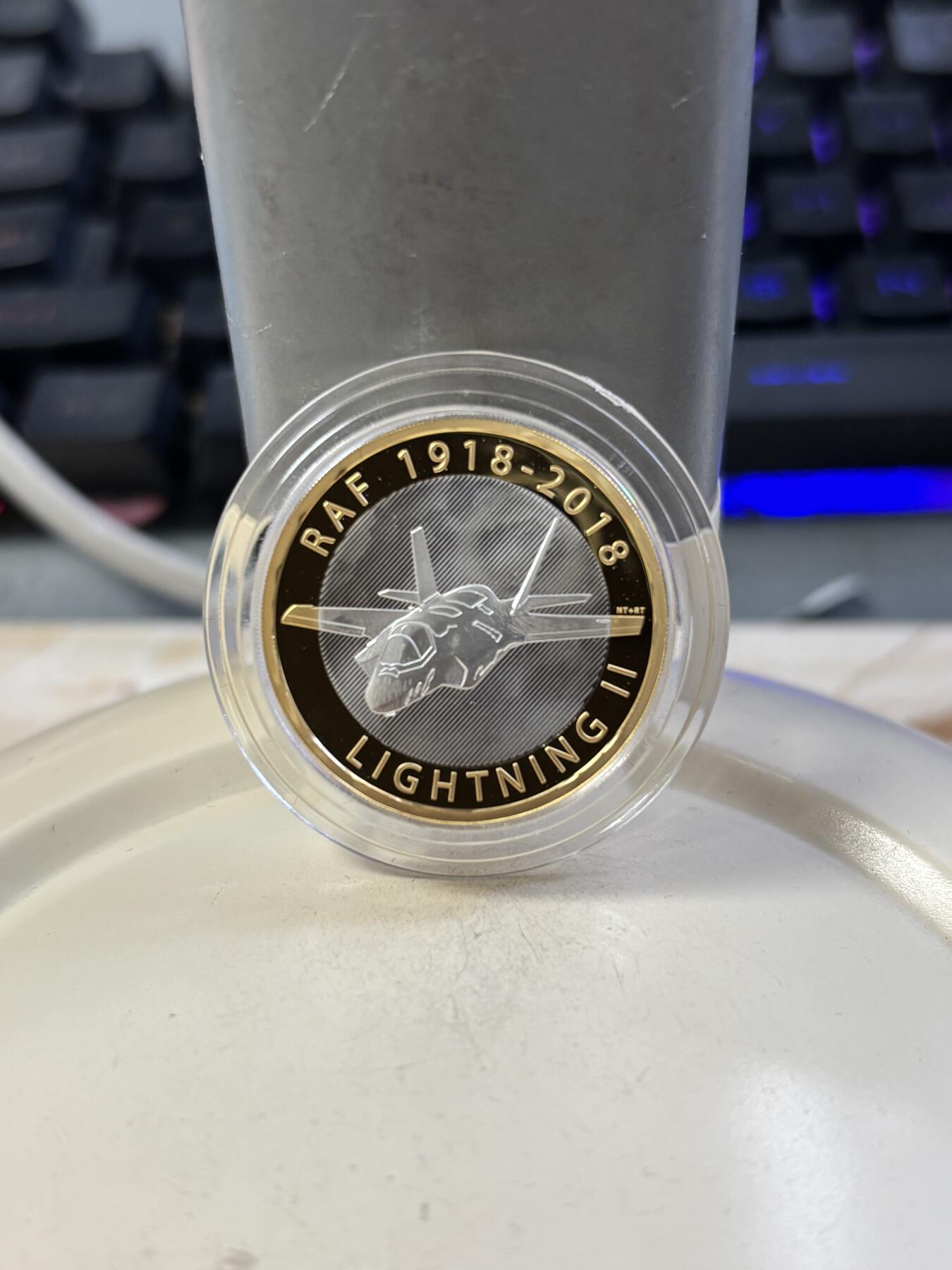 第189期拍卖 英国2018年皇家空军闪电战机2英镑双色纪念银币，925银镀金，12克，发行3000枚