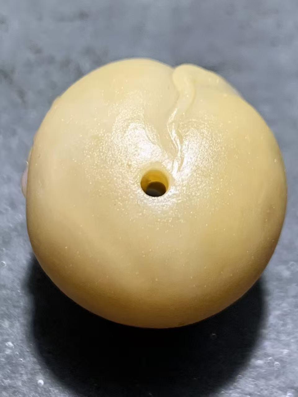 精美亚光冻料天眼纹战国红玛瑙手工俏色巧雕水牛圆珠一个，