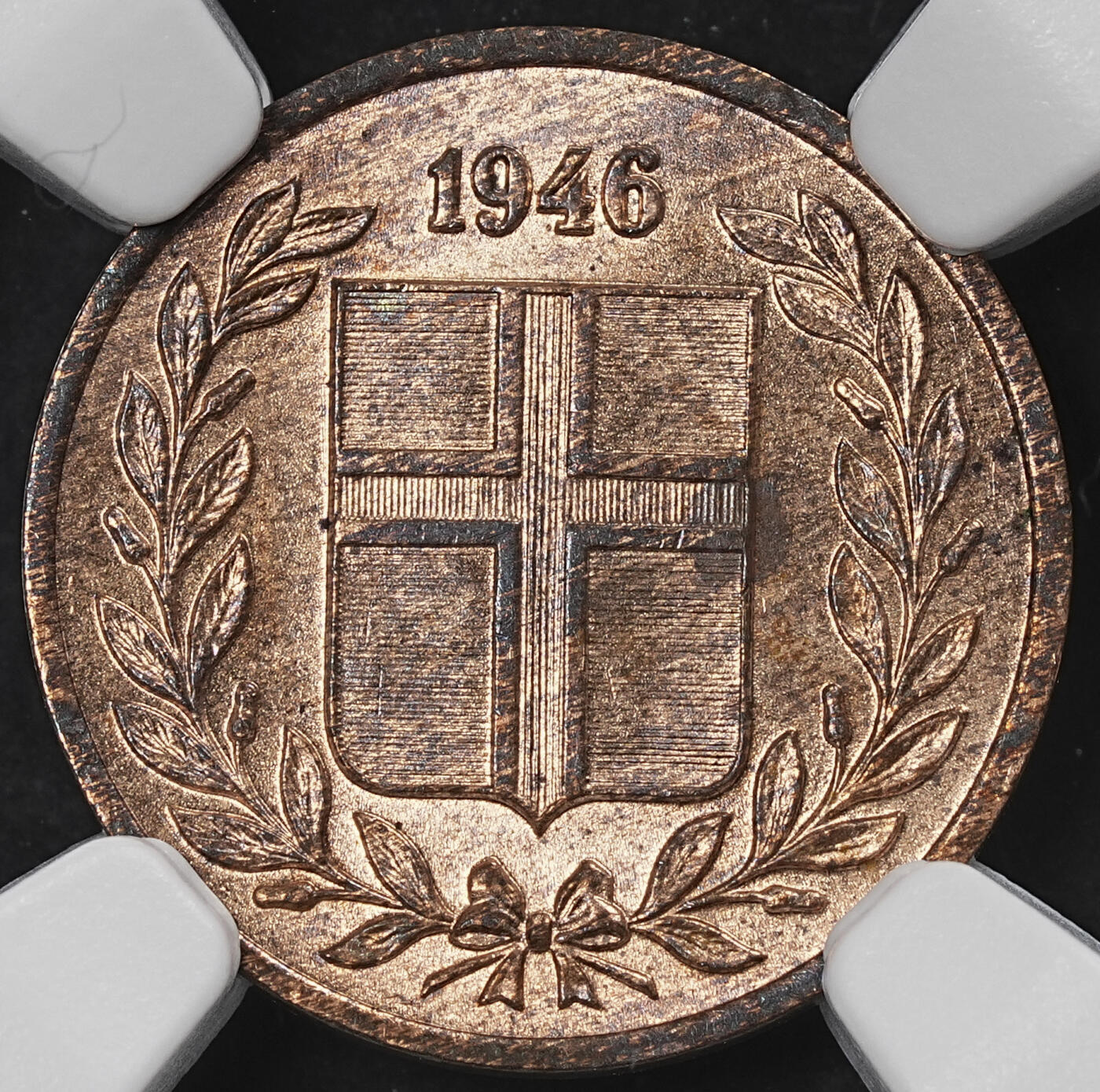 修遠堂世界钱币第102期 NGC评级 1946年冰岛钱币2枚