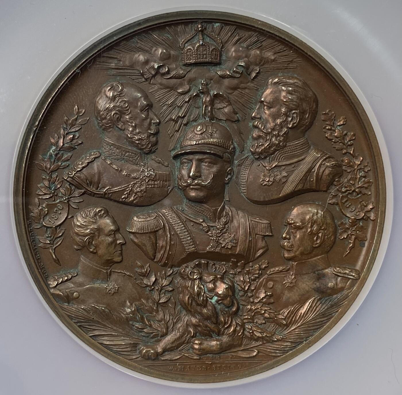 万国钱币拍卖第059期 NGC MS63 1895年德国普鲁士威廉二世三皇纪念普法战争胜利25周年大典大铜章 历三皇 终三战 平三国 通过三场对外战争终促成德意志大一统的全新欧陆新格局 除三皇之外 帝国缔造者毛奇与俾斯麦赫然在列 戎装日耳曼尼娅女神献上皇冠 帝国荣誉精品章牌之一 60MM