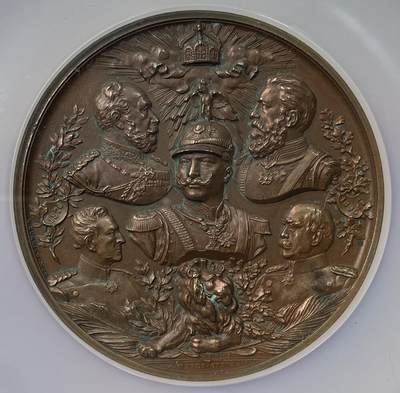 万国钱币拍卖第059期 - NGC MS63 1895年德国普鲁士威廉二世三皇纪念普法战争胜利25周年大典大铜章 历三皇 终三战 平三国 通过三场对外战争终促成德意志大一统的全新欧陆新格局 除三皇之外 帝国缔造者毛奇与俾斯麦赫然在列 戎装日耳曼尼娅女神献上皇冠 帝国荣誉精品章牌之一 60MM
