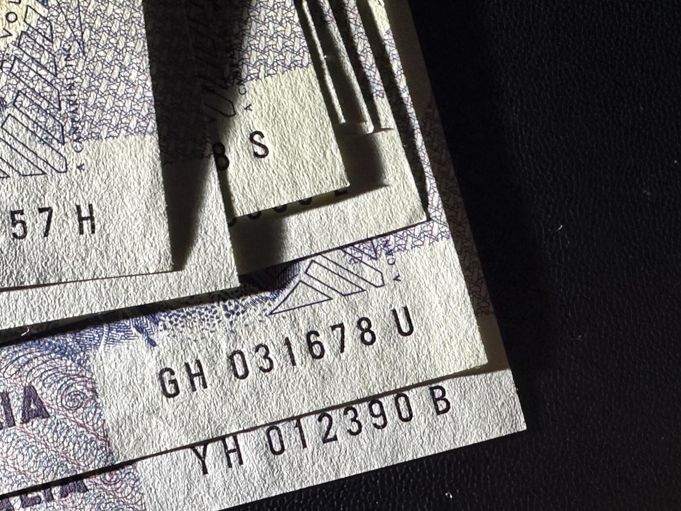 《外钞收藏家》第六百零四期（精品场）（本平台长期征集拍品、欢迎藏友们联系合作） 1984年意大利1万里拉 10张一起 基本都全新 个别角不绝 1张有轻微潮点