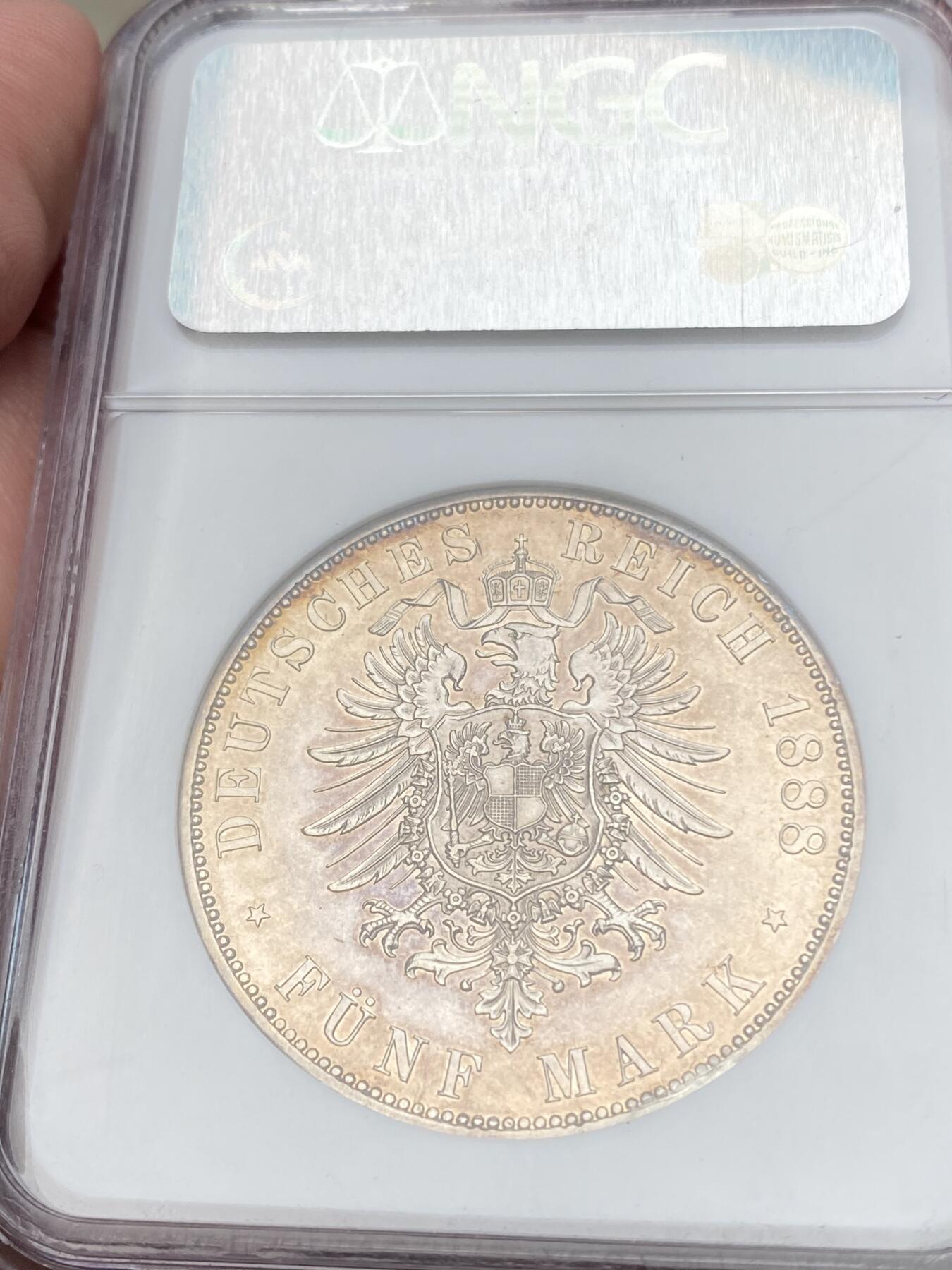 万国钱币拍卖第059期 NGC PF61 1888年德国普鲁士三皇之年腓特烈三世精制短翅5马克 精制镜面淡金彩 Wings金标严选收藏级