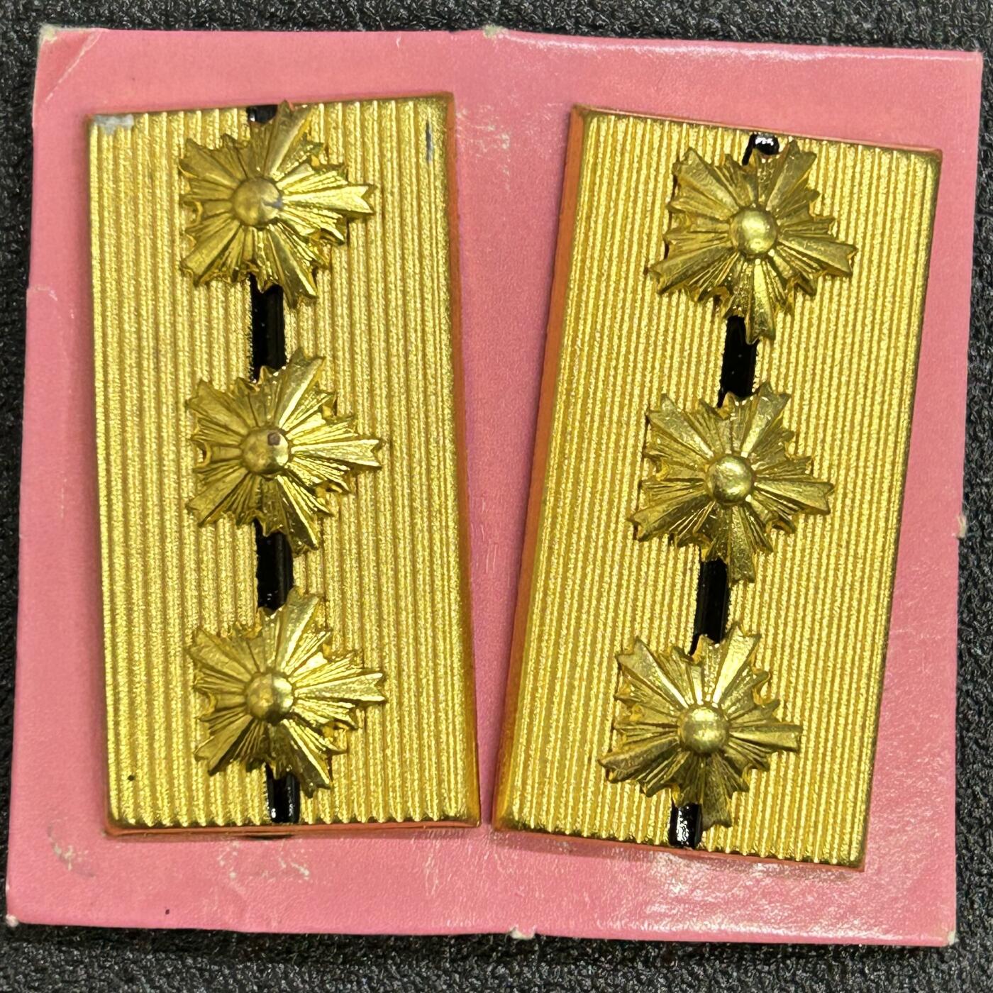 西秦中古拍卖第七十四期 日本昭和时代 日本警察警视领章 和肩章为同一人物品