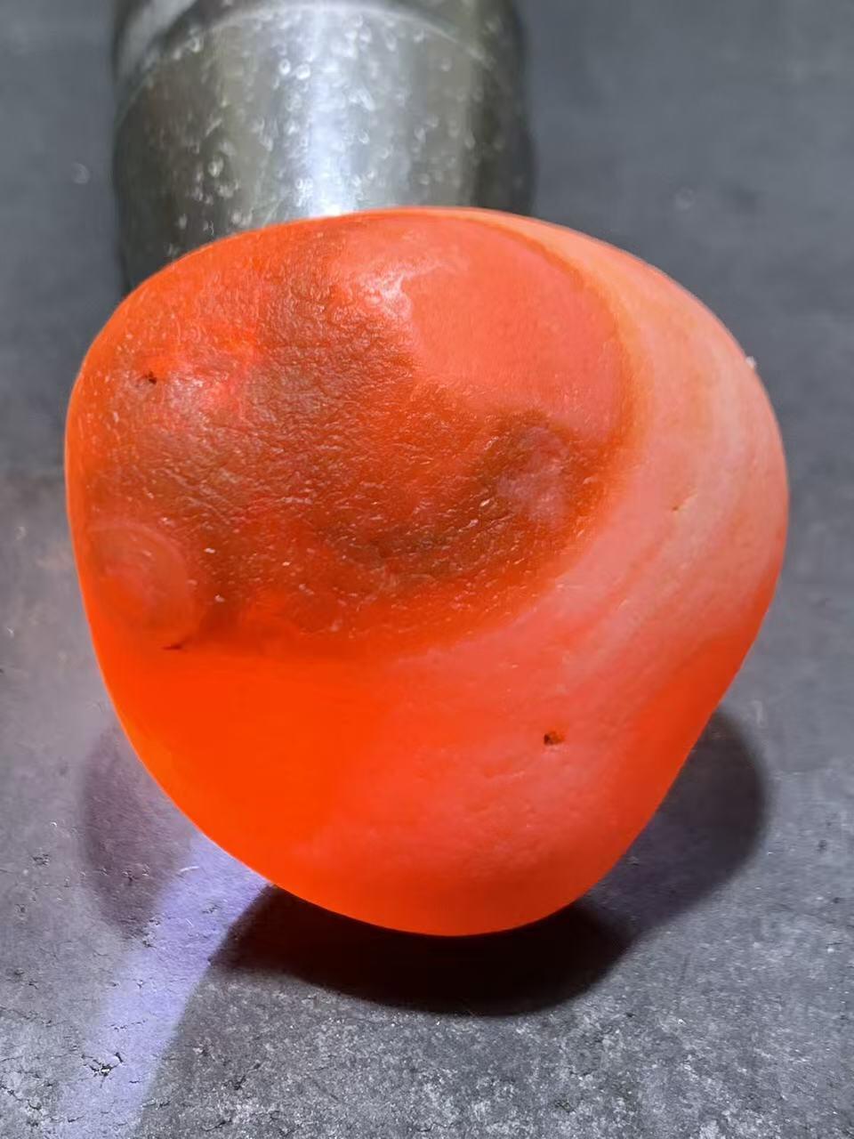 精美川料柿子红粉白水冲籽南红玛瑙原石一颗