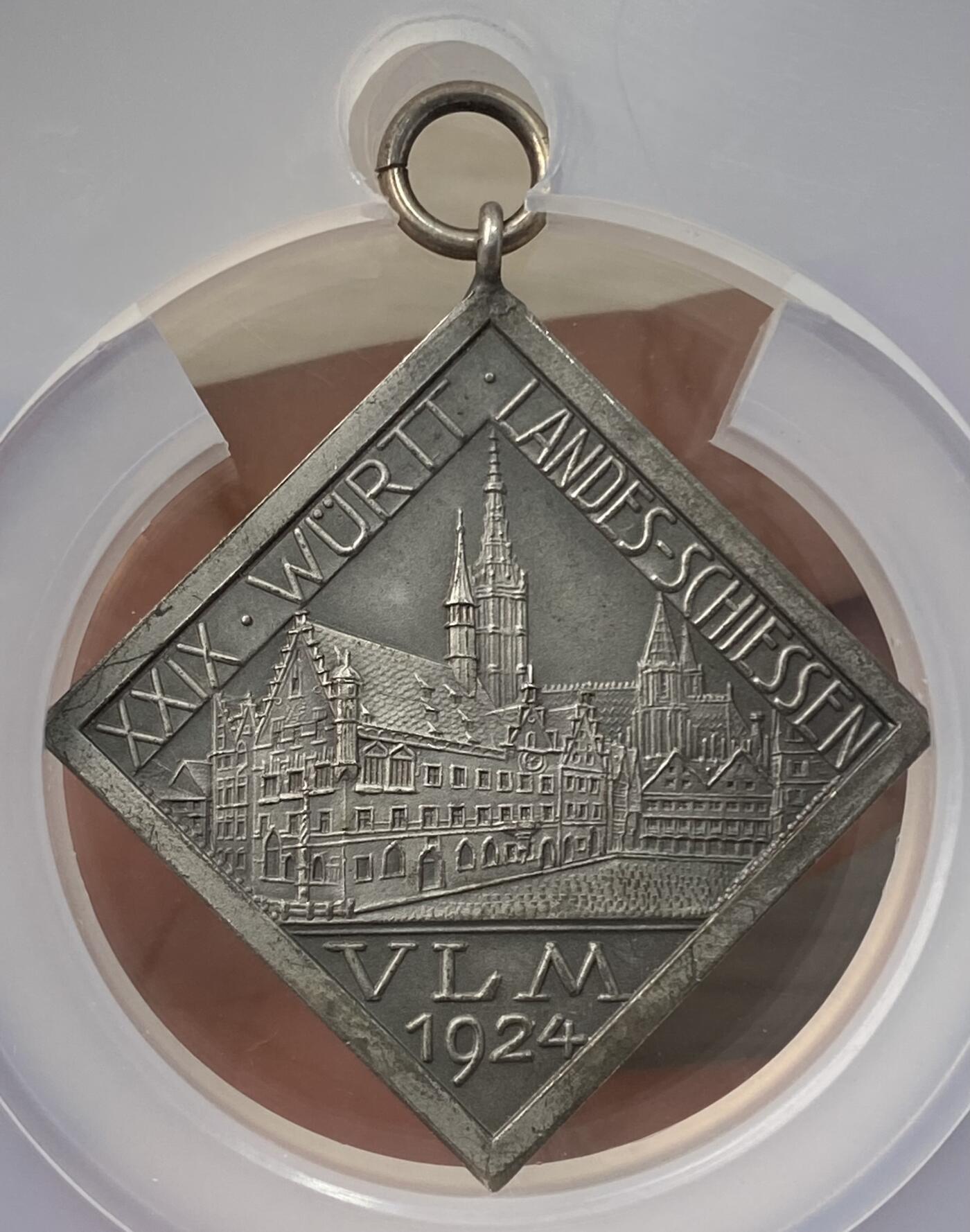 万国钱币拍卖第059期 NGC MS65 1924年德国符腾堡乌尔姆第二十九届射击节纪念菱形大银章 德意志币章的灵魂形态—菱形KLIPPE 完全未使用状态乌尔姆大教堂及城市景观 文艺复兴时期市政厅大门前卫兵像 BU顶级品质 罕见品种 NGC冠军分