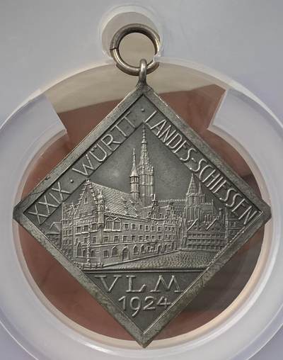 万国钱币拍卖第059期 - NGC MS65 1924年德国符腾堡乌尔姆第二十九届射击节纪念菱形大银章 德意志币章的灵魂形态—菱形KLIPPE 完全未使用状态乌尔姆大教堂及城市景观 文艺复兴时期市政厅大门前卫兵像 BU顶级品质 罕见品种 NGC冠军分