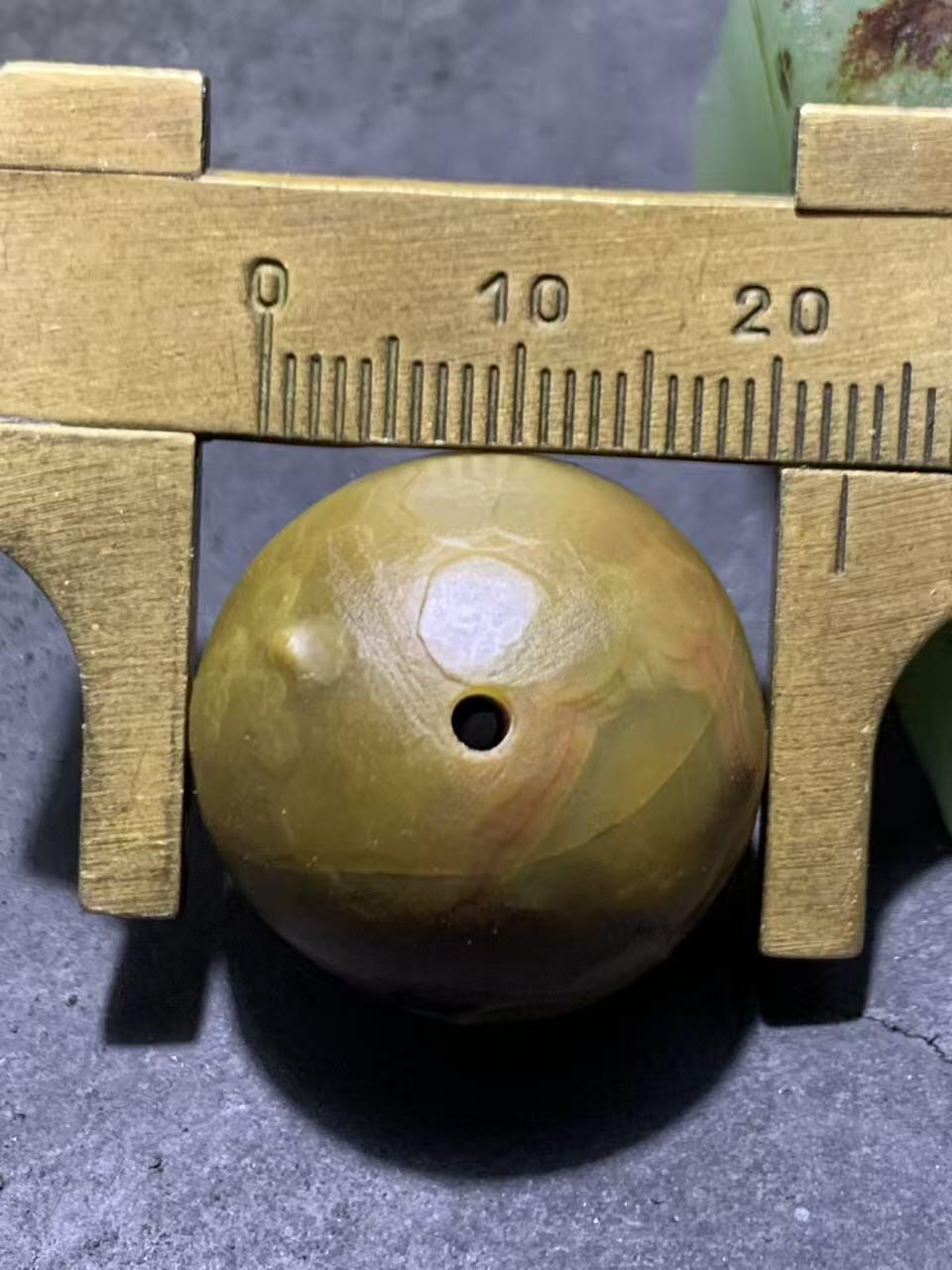 精美冰飘风化纹战国红玛瑙随形珠一个，