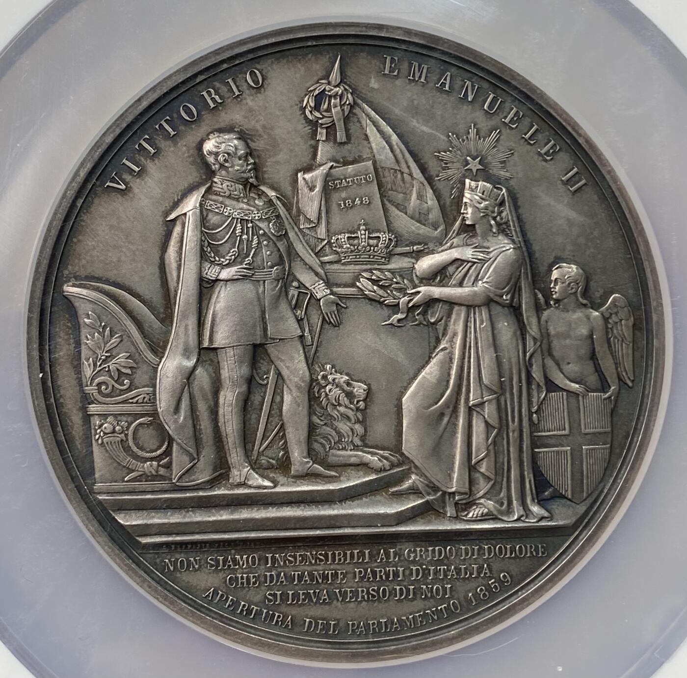 万国钱币拍卖第059期 NGC MS64 1859年意大利维托里奥·埃马努埃莱二世议会开幕纪念大银章 布拉姆巴造币厂铸 巨型72.2MM 181.44G 持盾天使代表萨伏依 意大利女神向国王献上桂冠 铭文曰“我们对意大利各地向我们呼喊的痛苦之声并非无动于衷/1859年议会开幕“  背面（意大利团结一致）/向国王的忠诚与坚定/向议会的智慧/向政府/向军队的英勇致敬/以表达敬意/信任与希望