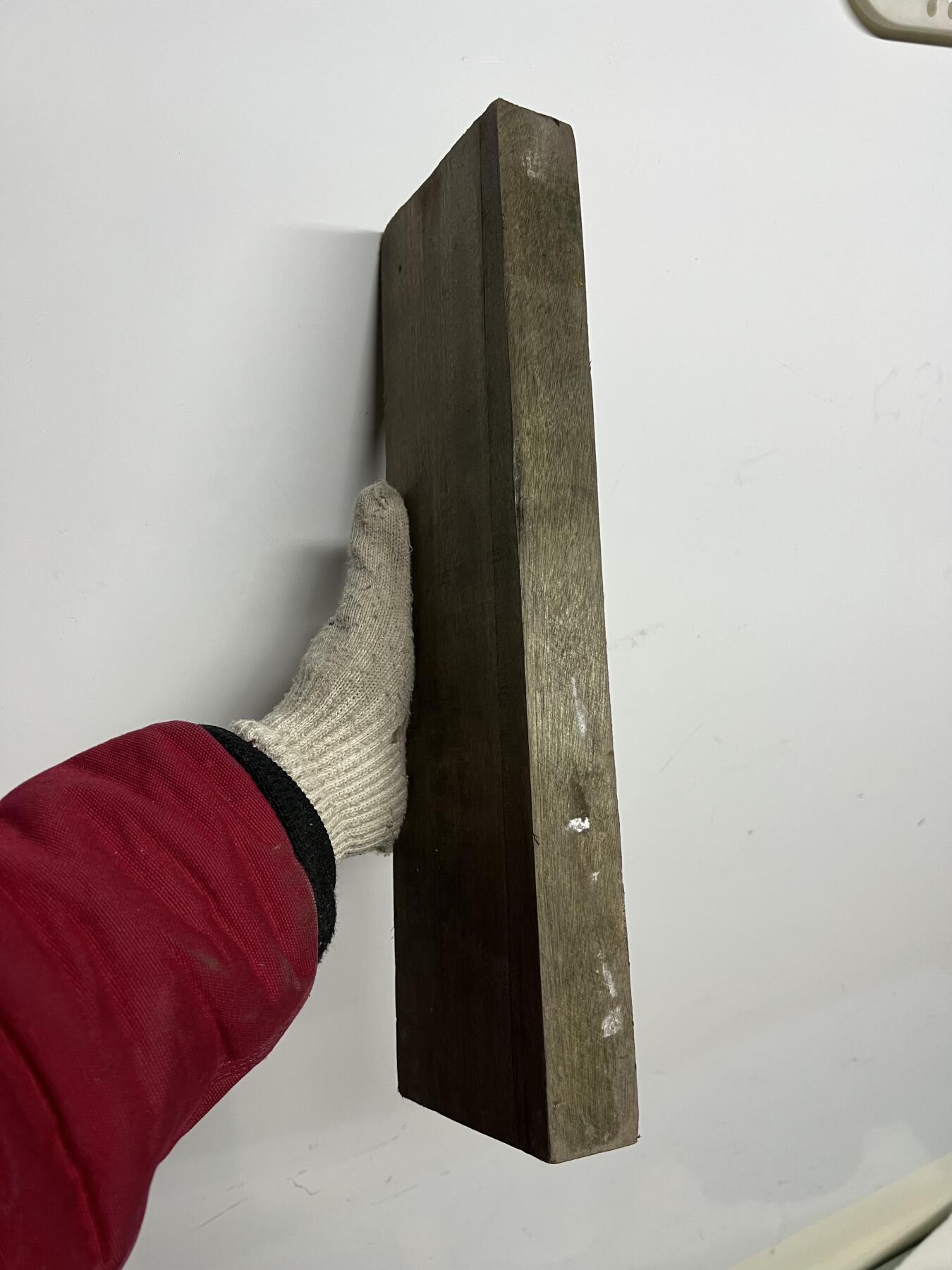 零元拍：NO.88-1 乌木金丝楠 可做镇尺 干泡台 无需打磨就已经金光闪闪。满金丝药香，尺寸约：37/11/3.3厚CM。1.3公斤