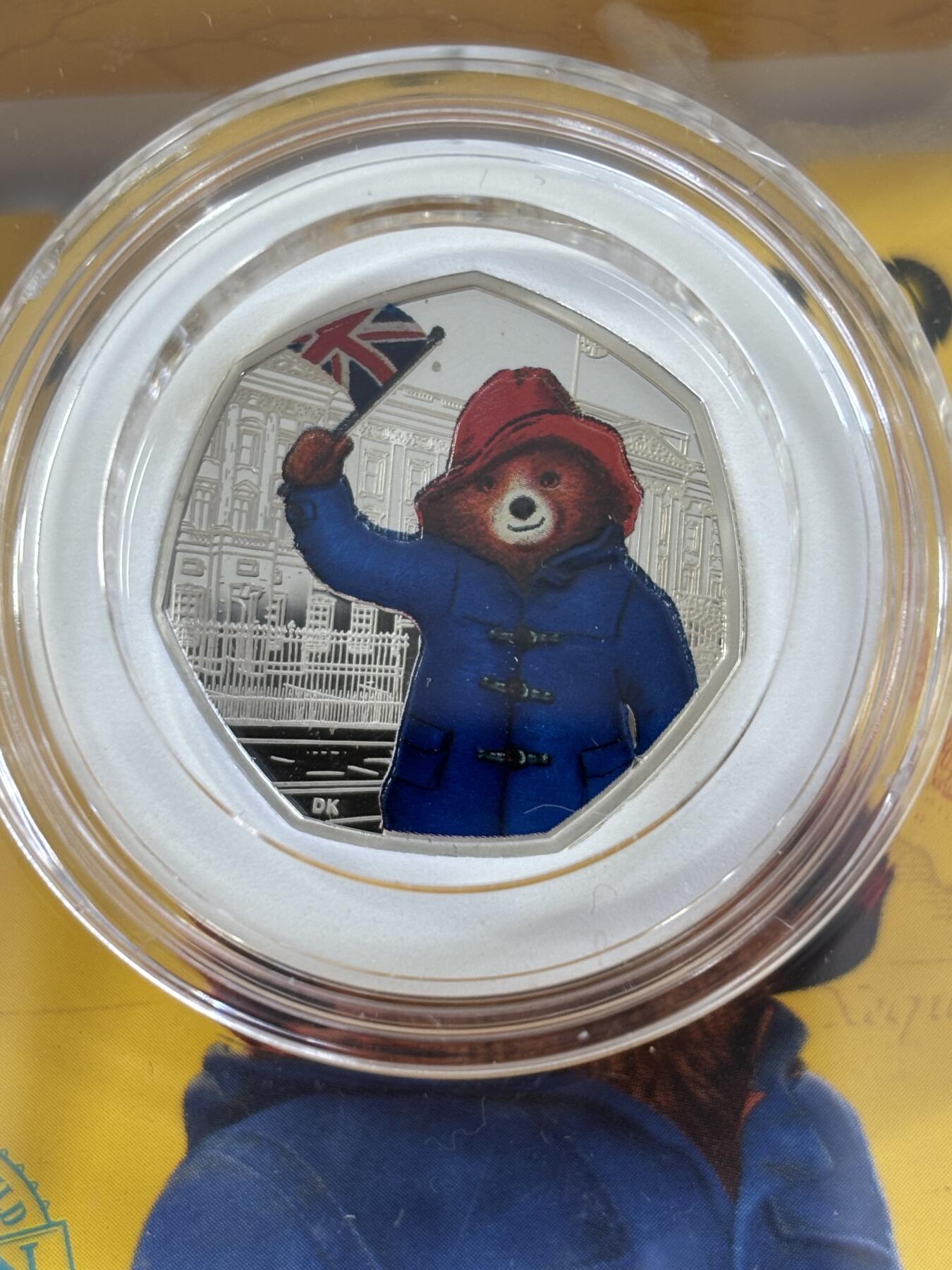 第189期拍卖 英国2018年可爱帕丁顿熊系列在参加白金汉宫彩色纪念银币，925银，8克，发行60000枚