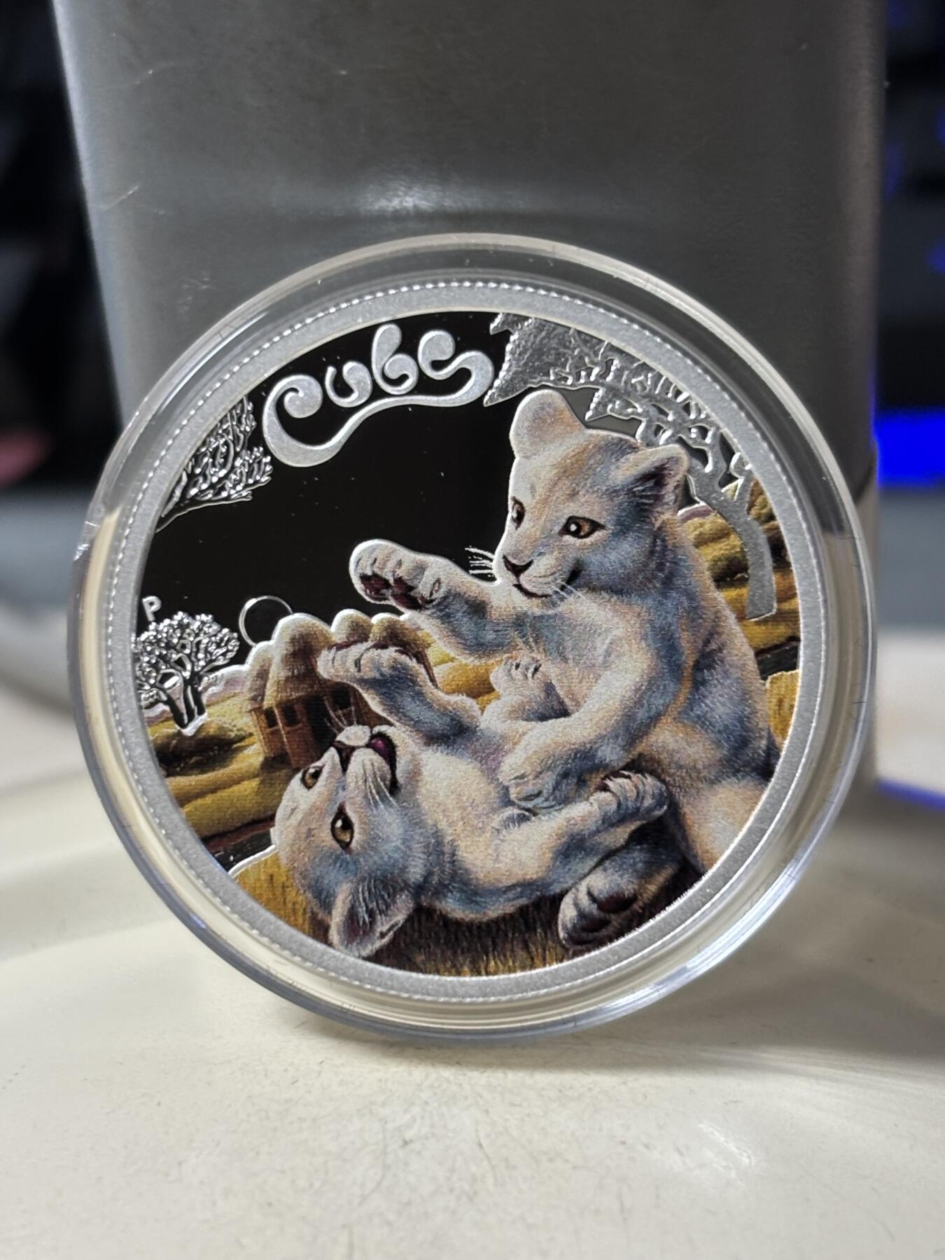 第189期拍卖 图瓦卢2016年幼崽白狮宝宝半盎司彩色纪念银币，999银，发行5000枚