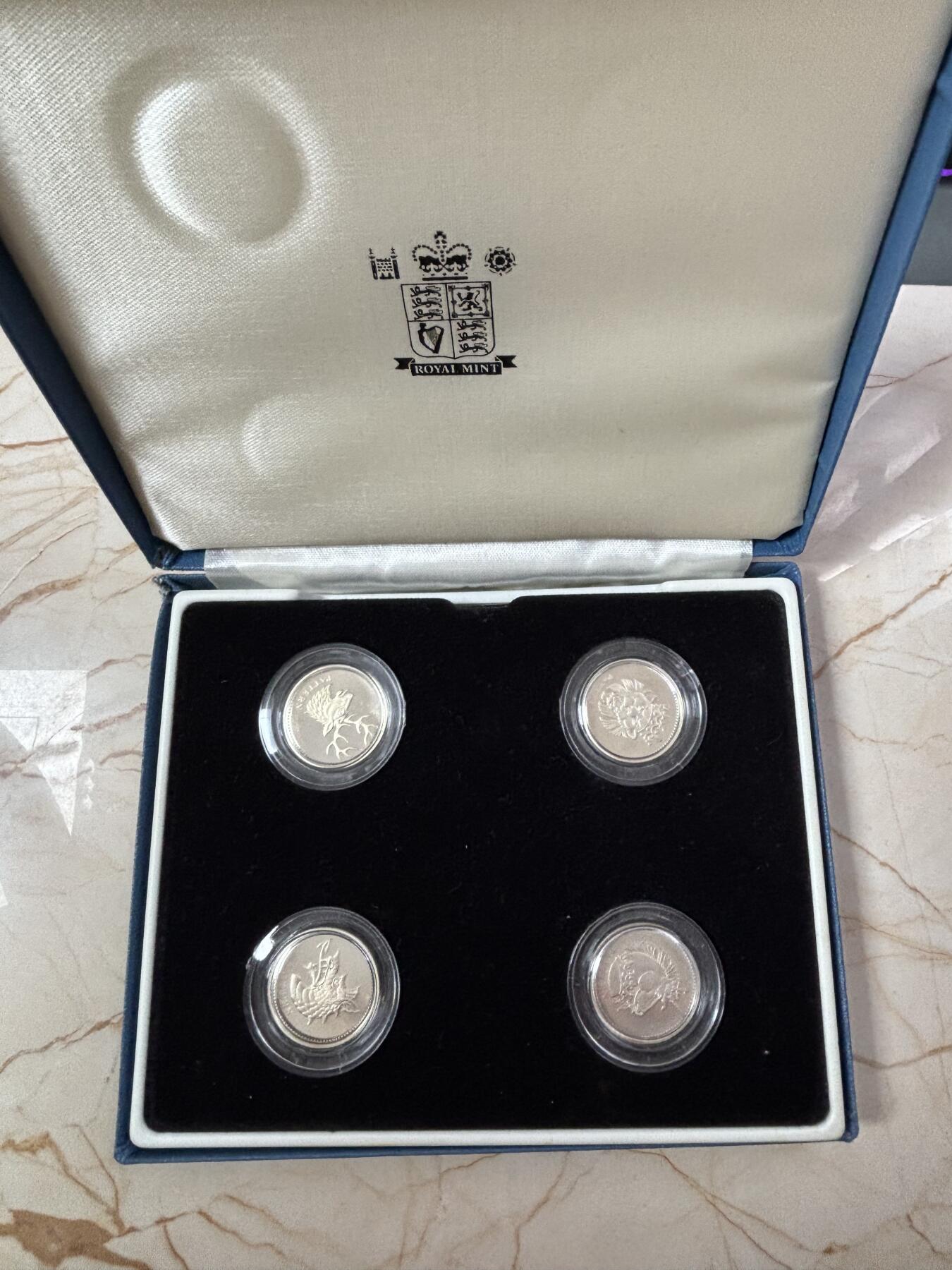 第189期拍卖 英国2004年皇室神兽1英镑精制纪念银币4枚全套，9.5克*4，发行5000套，有氧化