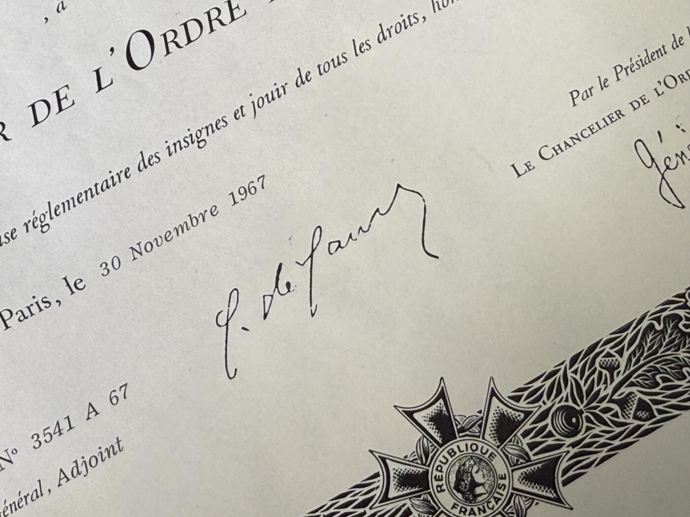 戎马世界章牌大赏第110期 法国大军官级国家功绩勋章证书，非常少见（指挥官级往上就发的很少了），授予法国海军专员，有得主履历，得主1939年晋升为首席专员，曾在远东的“雷居勒斯号”巡洋舰服役，随后登上“恩特卡斯特奥号”驱逐舰与“巴黎号”战列舰，在“圣女贞德号”巡洋舰度过两年时光后，他曾短暂负责学员晋升考核