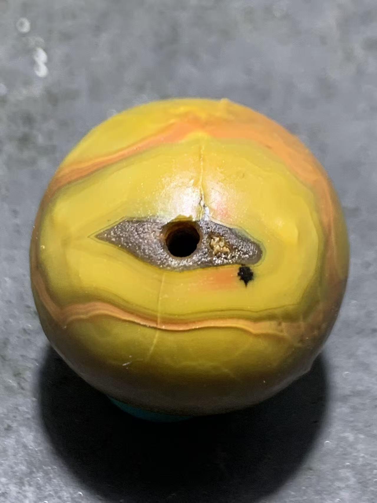 精美冰飘风化纹战国红玛瑙随形珠一个，