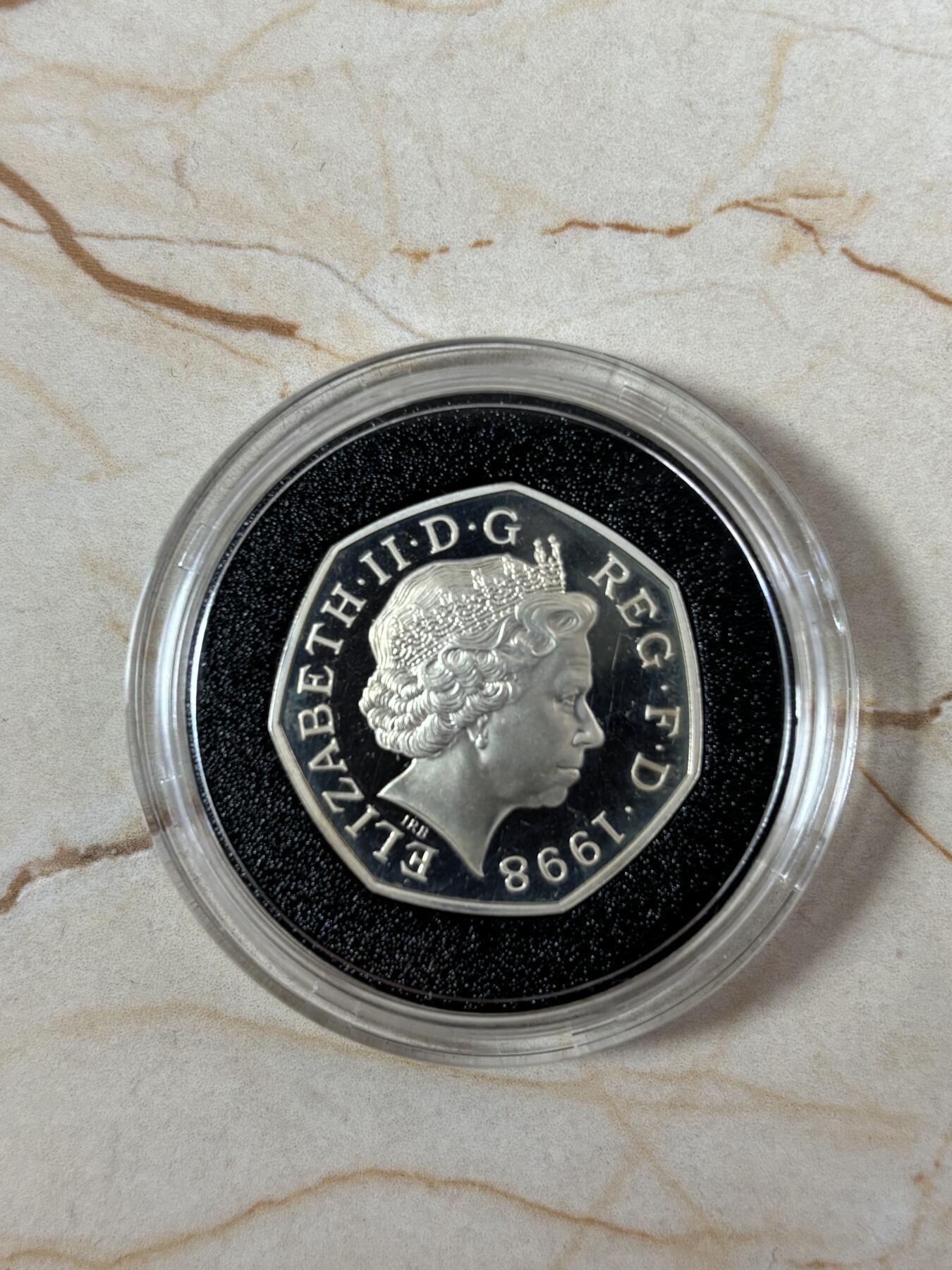 第189期拍卖 英国1998年欧共体和国家医疗50便士加厚银币一对，925银，16克*2，发行10000枚，有氧化