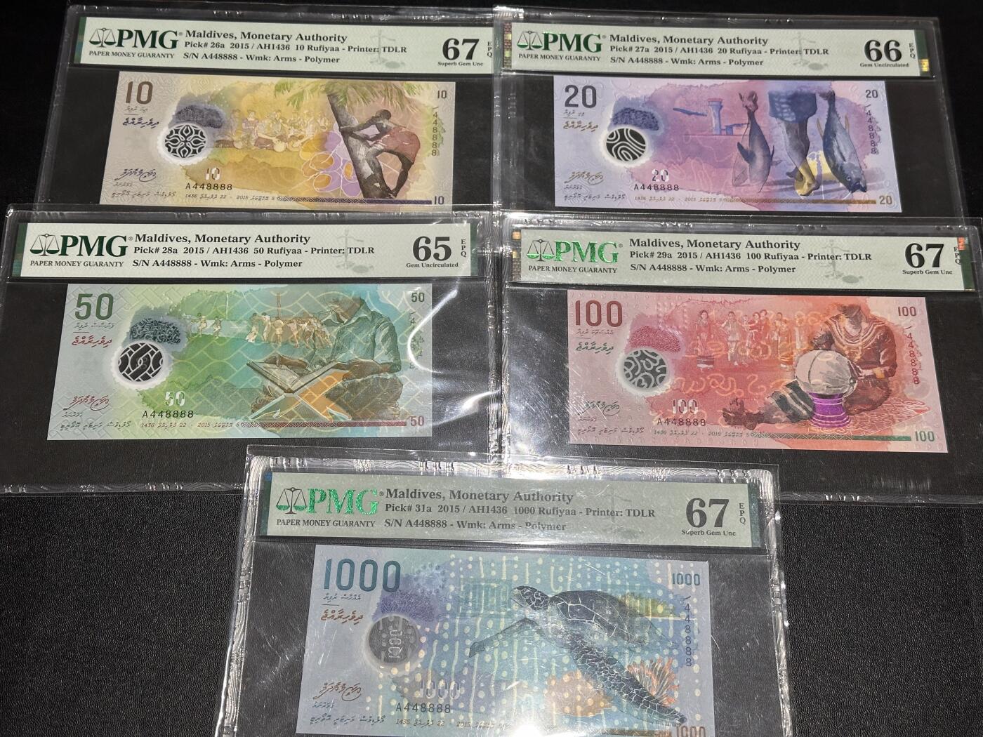 《外钞收藏家》第六百零四期（精品场）（本平台长期征集拍品、欢迎藏友们联系合作） 2015年马尔代夫10-1000面额 五张一起 A冠 人二 全同号448888 狮子号 PMG评级