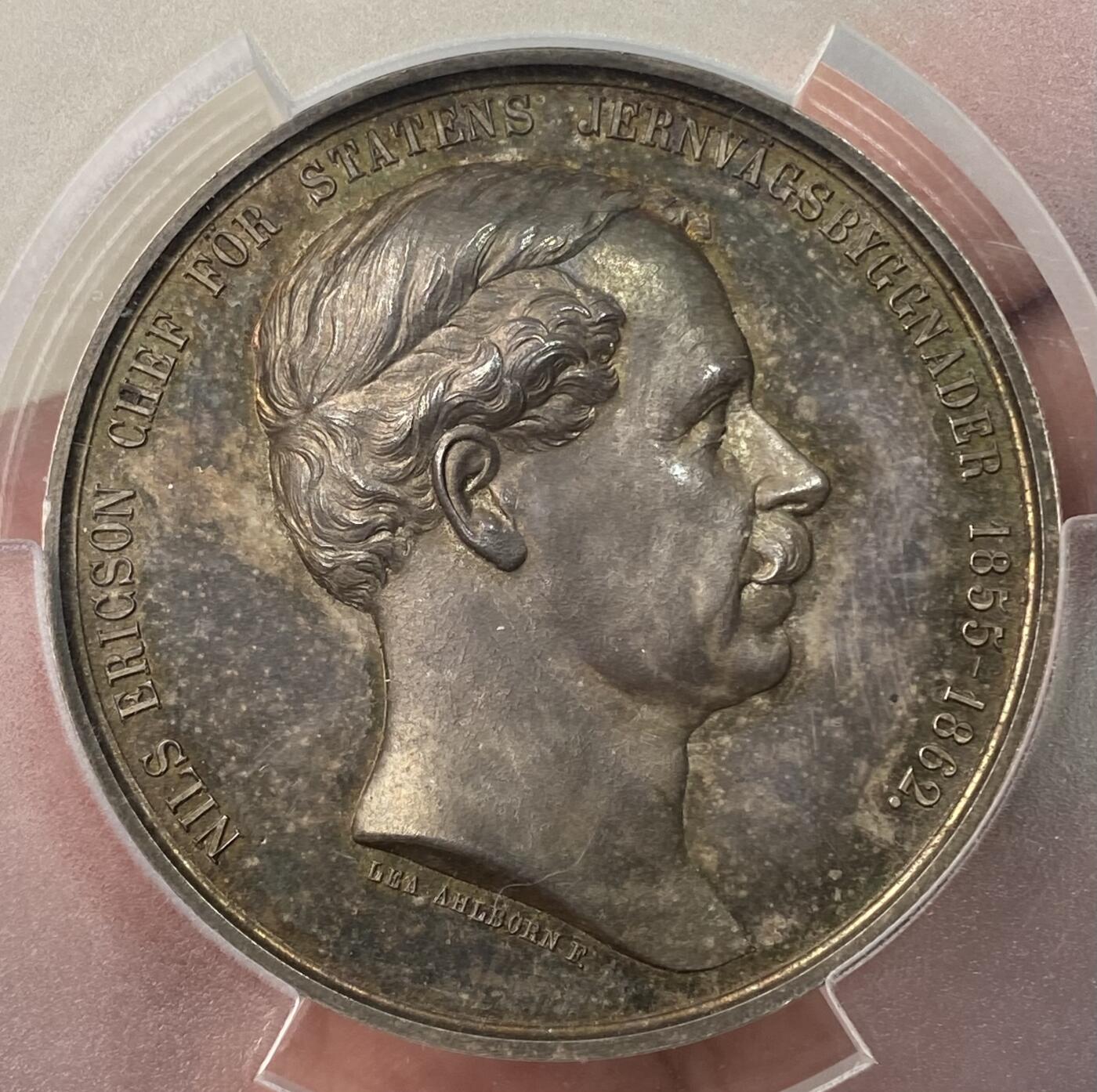 万国钱币拍卖第059期 PCGS SP65 1863年瑞典纪念尼尔斯·埃里克松瑞典国家铁路创始人兼总工程师大银章 背面瑞典女神手持规划图目送火车路过 47.5MM 50.3G大规格设计浮雕感强烈 宝石光泽均匀淡彩覆盖 绝美收藏品质 PC唯一冠军