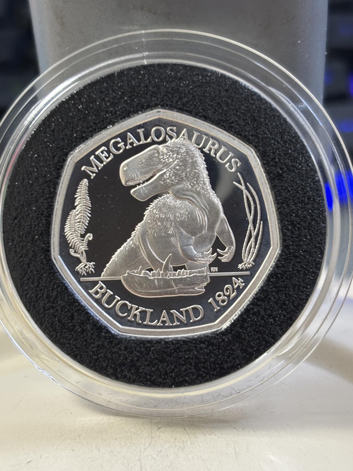 第189期拍卖 英国2020年自然博物馆恐龙系列斑龙精制纪念银币，925银，8克，发行3000枚。有氧化