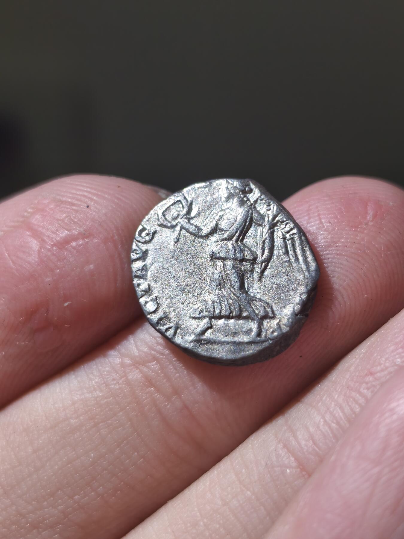 星盘世界钱币一月三十一日古典币专场 古罗马 塞维鲁1第纳尔银币 发行时间:公元193-211年 面值:1第纳尔银币。皇帝塞维鲁戴桂冠头像，罗马帝国第一位来自非洲地区的皇帝。好品相，卷发清晰