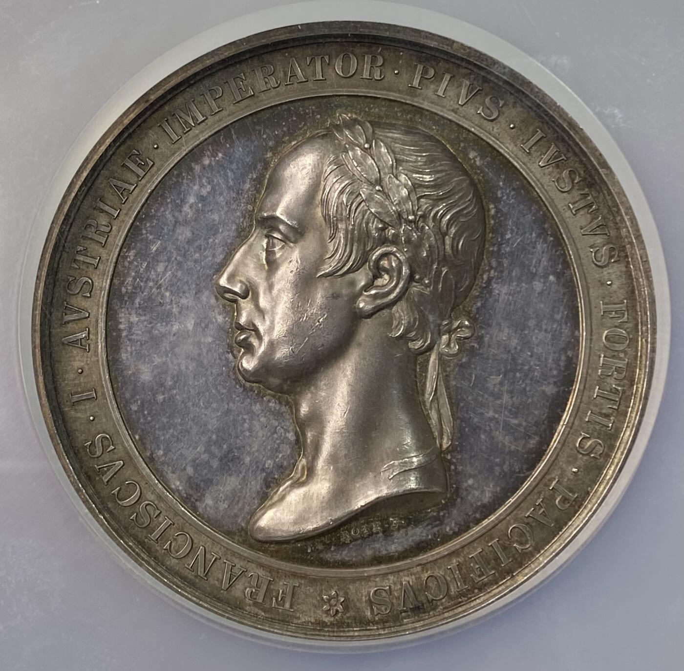 万国钱币拍卖第059期 NGC MS62 NGC MS62奥地利帝国1846年费迪南德一世大银章，纪念父亲奥皇弗朗茨一世纪念碑落成。雕刻大师Johann Roth作品，正面为弗朗茨二世，背面为象征和平与公正的女神分别站在宗教拟人化形象的左右两侧。52.2mm，重达61.27g。同款EF裸币欧拍成交价约合7000元RMB