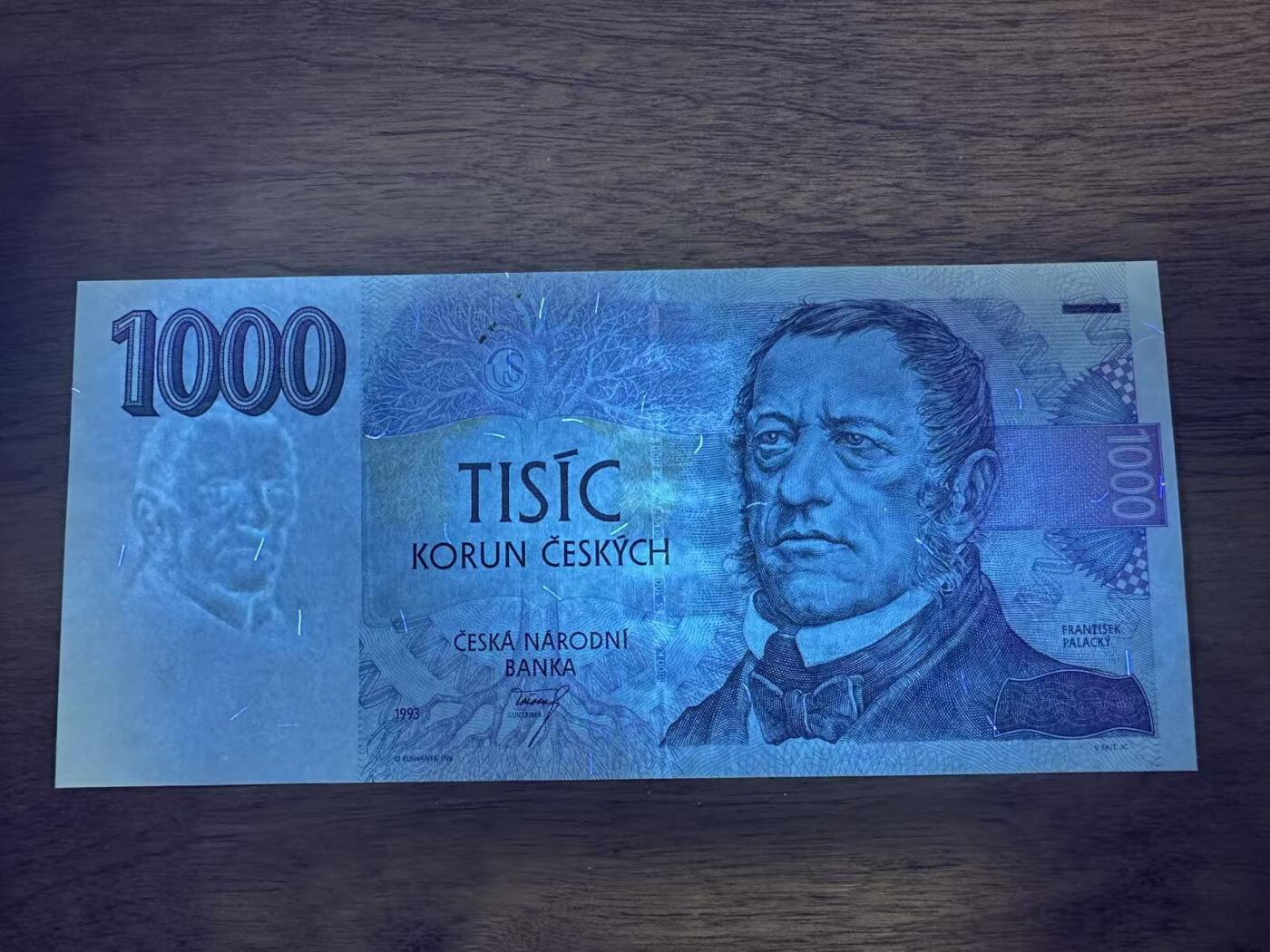 徐霞客拍卖首拍 捷克	P-8 1993年1000克朗	A42 357938  unc-		捷克共和国在1993年“天鹅绒分离”后发行的首版纸币之一，见证了捷克从捷克斯洛伐克联邦独立、建立全新国家货币体系的关键历史节点。				