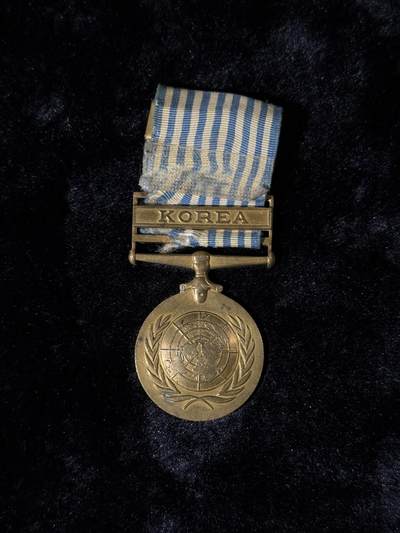 戎马世界章牌大赏第110期 - 英语版朝鲜战争奖章，绶带有损