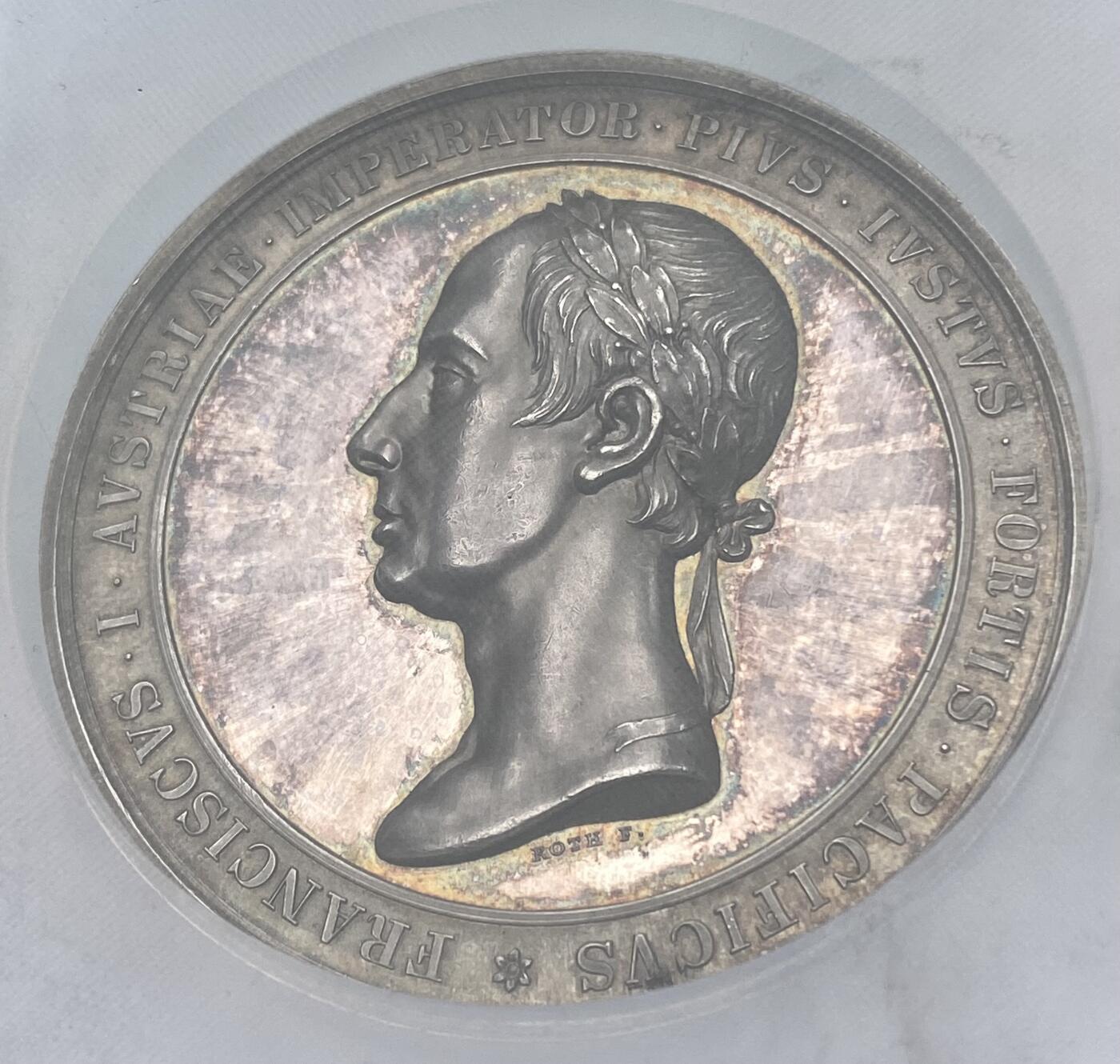 万国钱币拍卖第059期 NGC MS62 NGC MS62奥地利帝国1846年费迪南德一世大银章，纪念父亲奥皇弗朗茨一世纪念碑落成。雕刻大师Johann Roth作品，正面为弗朗茨二世，背面为象征和平与公正的女神分别站在宗教拟人化形象的左右两侧。52.2mm，重达61.27g。同款EF裸币欧拍成交价约合7000元RMB