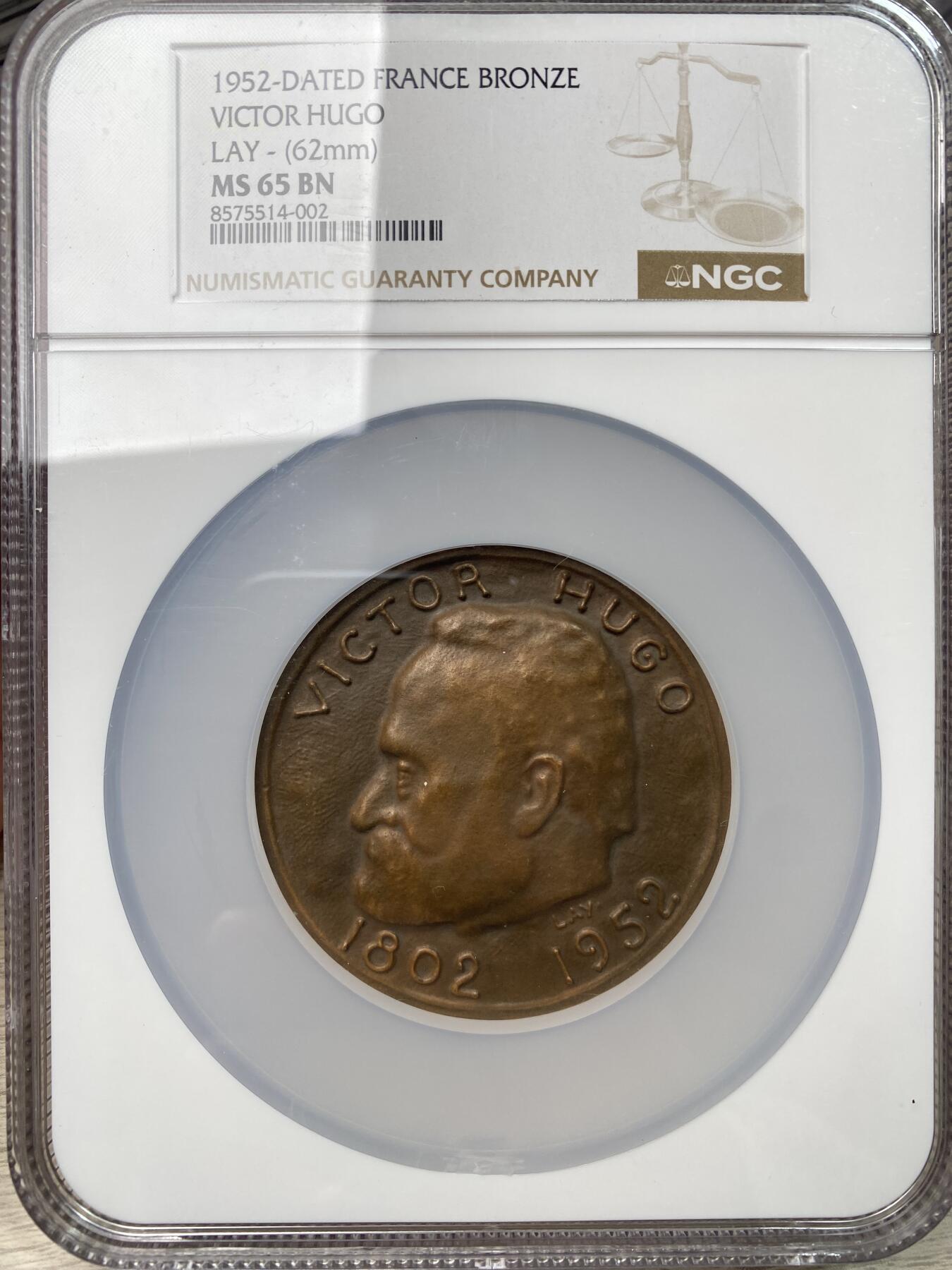 万国钱币拍卖第059期 NGC MS65 1952年法国著名诗仙维克多·雨果诞辰150周年纪念大铜章 法国19世纪前期积极浪漫主义文学的代表作家、诗人 人道主义的代表人物 法国文学史上卓越的资产阶级民主作家 被人们称为“法兰西的莎士比亚”