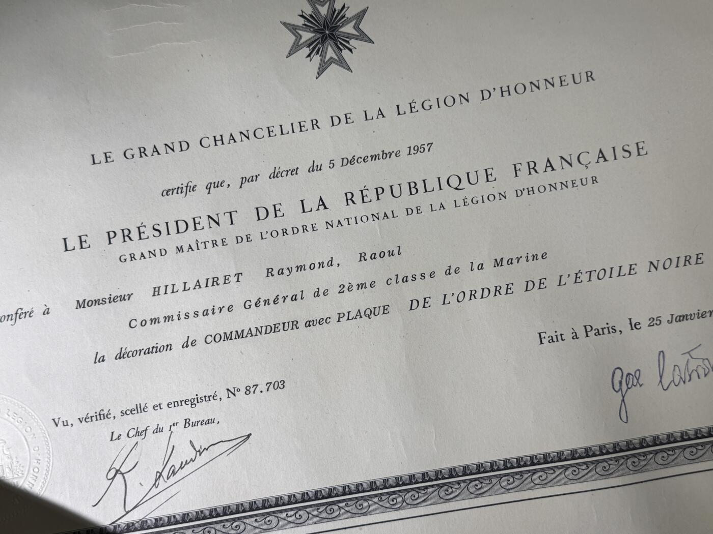 戎马世界章牌大赏第110期 贝宁指挥官级黑星勋章证书，授予法国海军专员，有得主履历介绍，得主1939年晋升为首席专员，曾在远东的“雷居勒斯号”巡洋舰服役，随后登上“恩特卡斯特奥号”驱逐舰与“巴黎号”战列舰，在“圣女贞德号”巡洋舰度过两年时光后，他曾短暂负责学员晋升考核工作。作为艺术爱好者，他与先锋派画家夏尔·拉皮克（Charles Lapicque）和让·巴赞（Jean Bazaine）交往甚密