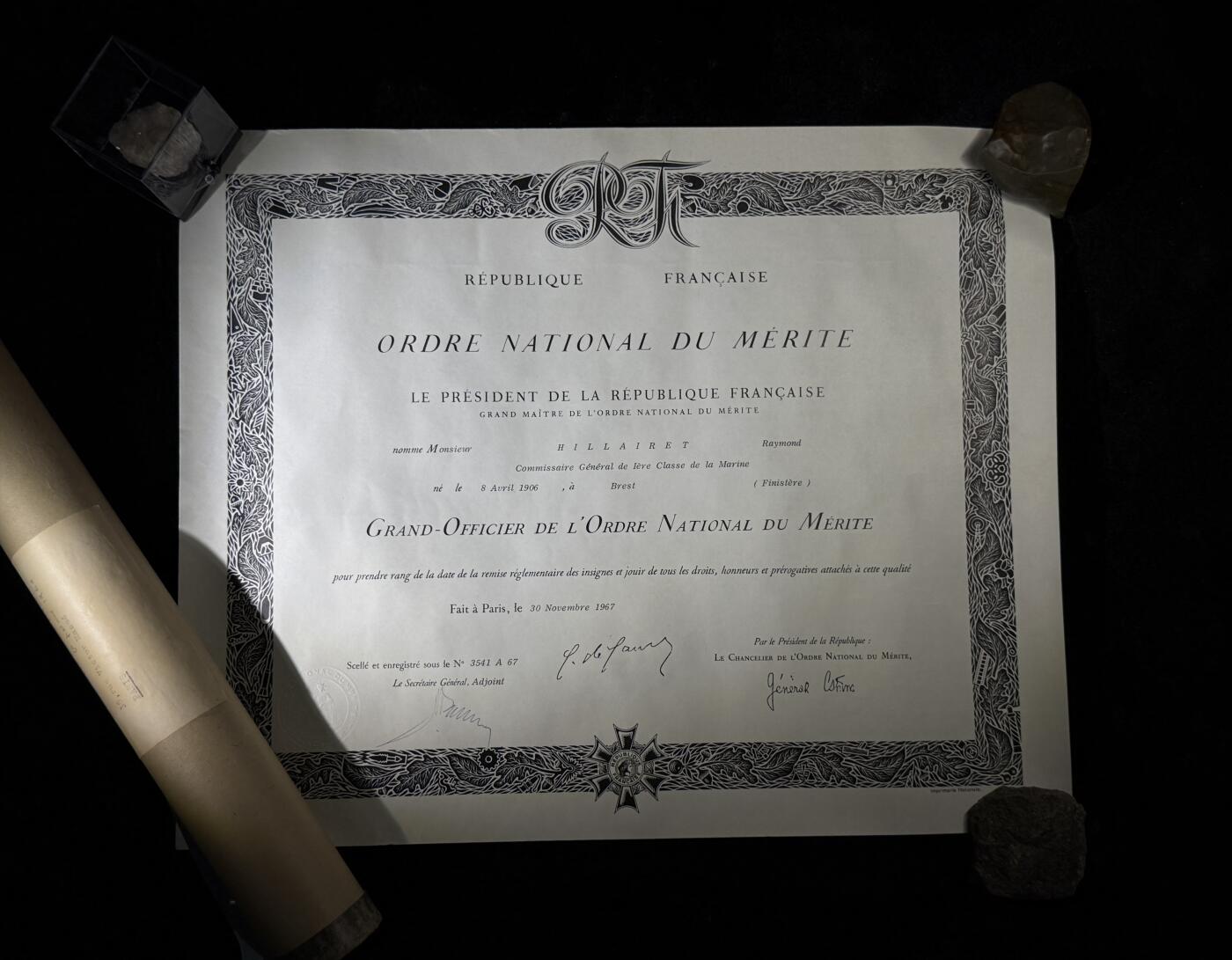 戎马世界章牌大赏第110期 法国大军官级国家功绩勋章证书，非常少见（指挥官级往上就发的很少了），授予法国海军专员，有得主履历，得主1939年晋升为首席专员，曾在远东的“雷居勒斯号”巡洋舰服役，随后登上“恩特卡斯特奥号”驱逐舰与“巴黎号”战列舰，在“圣女贞德号”巡洋舰度过两年时光后，他曾短暂负责学员晋升考核