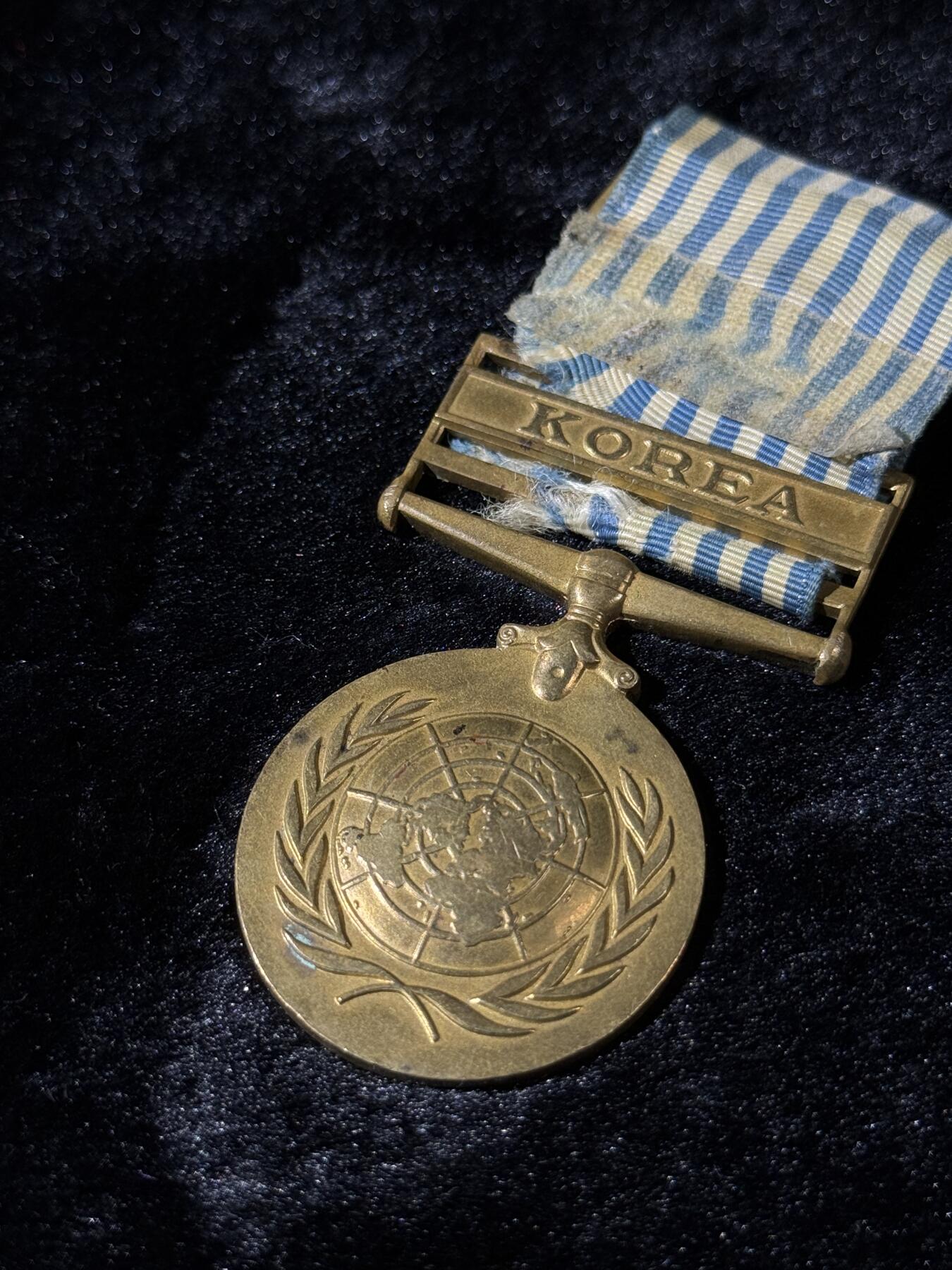 戎马世界章牌大赏第110期 英语版朝鲜战争奖章，绶带有损
