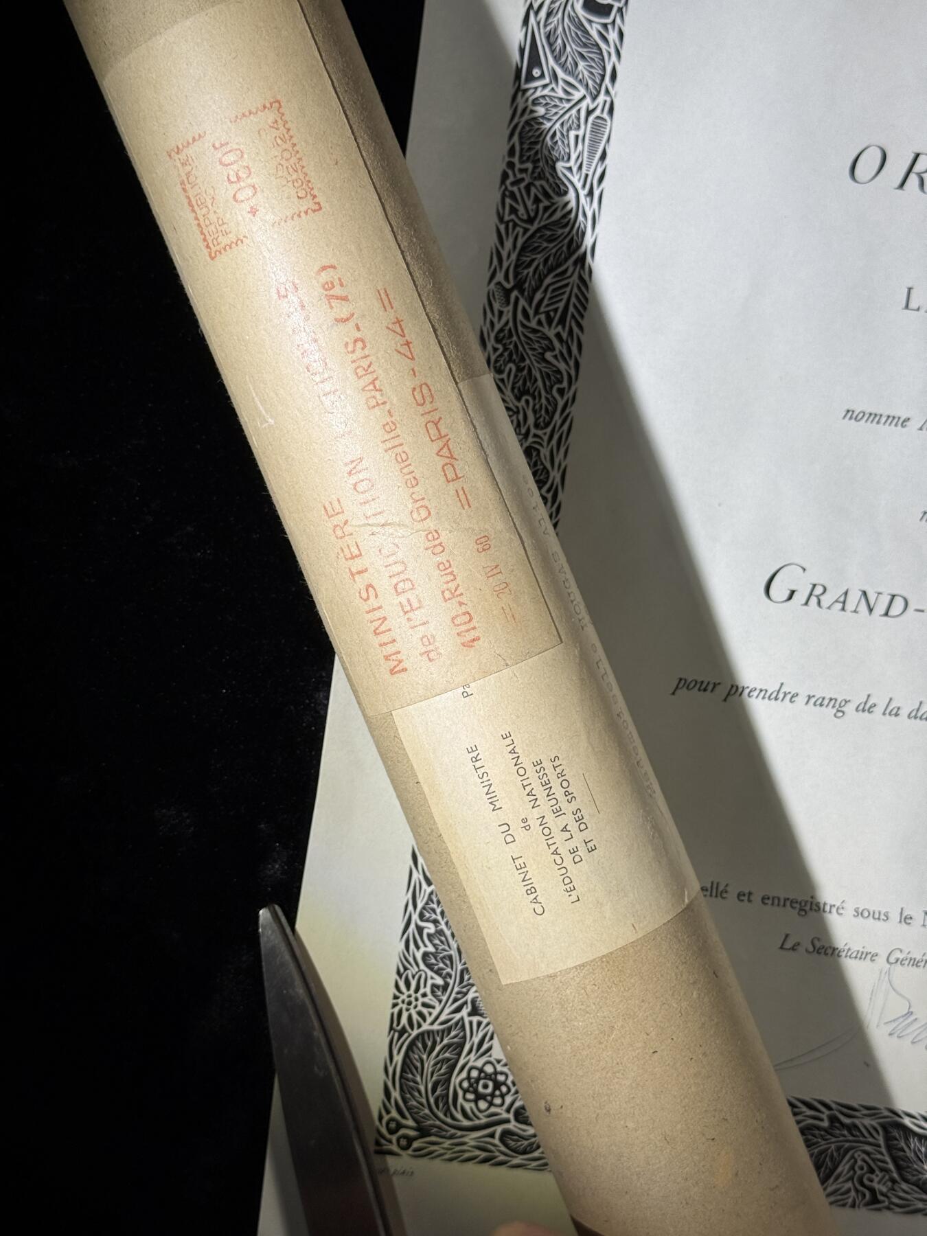 戎马世界章牌大赏第110期 法国大军官级国家功绩勋章证书，非常少见（指挥官级往上就发的很少了），授予法国海军专员，有得主履历，得主1939年晋升为首席专员，曾在远东的“雷居勒斯号”巡洋舰服役，随后登上“恩特卡斯特奥号”驱逐舰与“巴黎号”战列舰，在“圣女贞德号”巡洋舰度过两年时光后，他曾短暂负责学员晋升考核