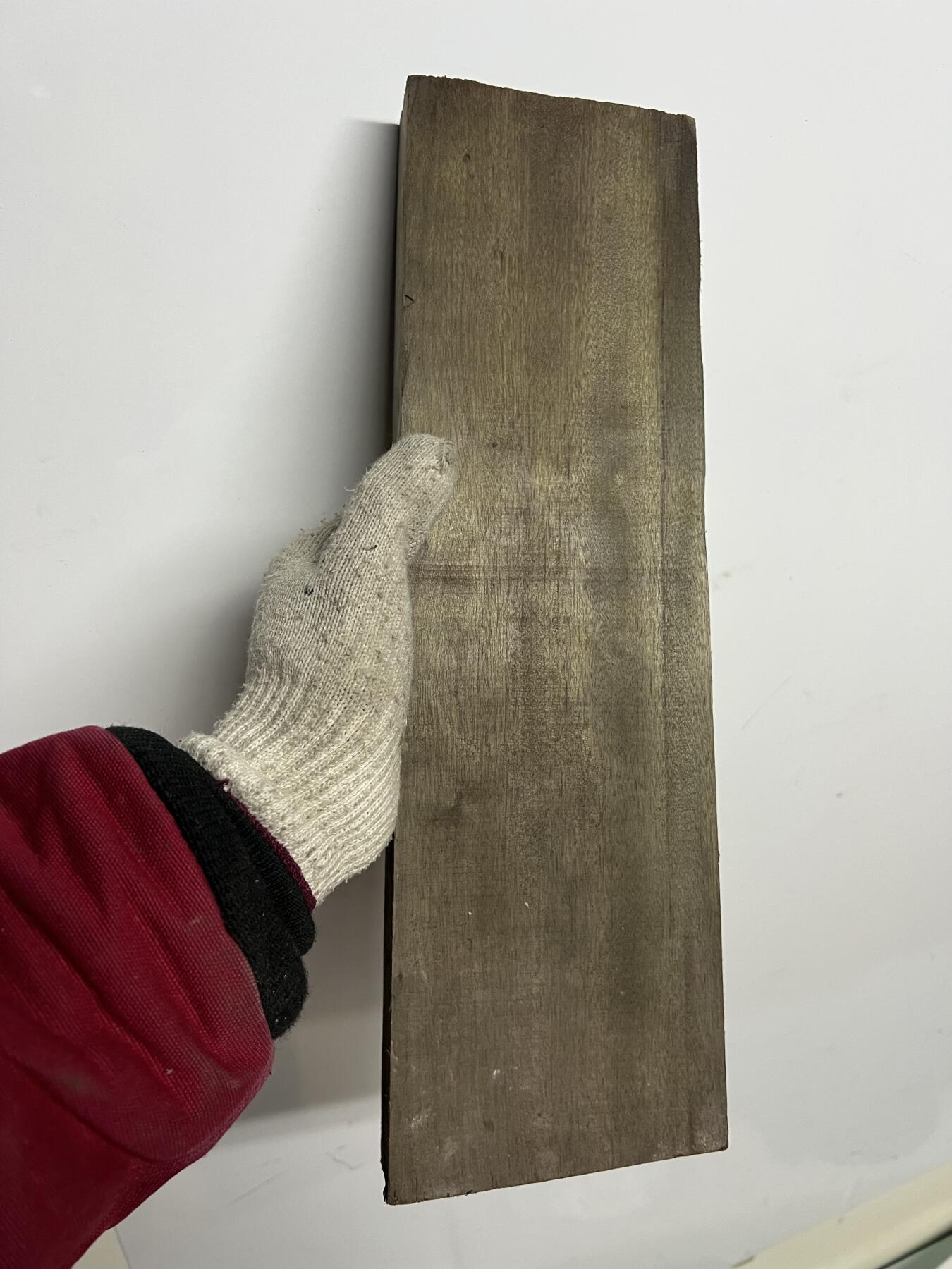 零元拍：NO.88-1 乌木金丝楠 可做镇尺 干泡台 无需打磨就已经金光闪闪。满金丝药香，尺寸约：37/11/3.3厚CM。1.3公斤